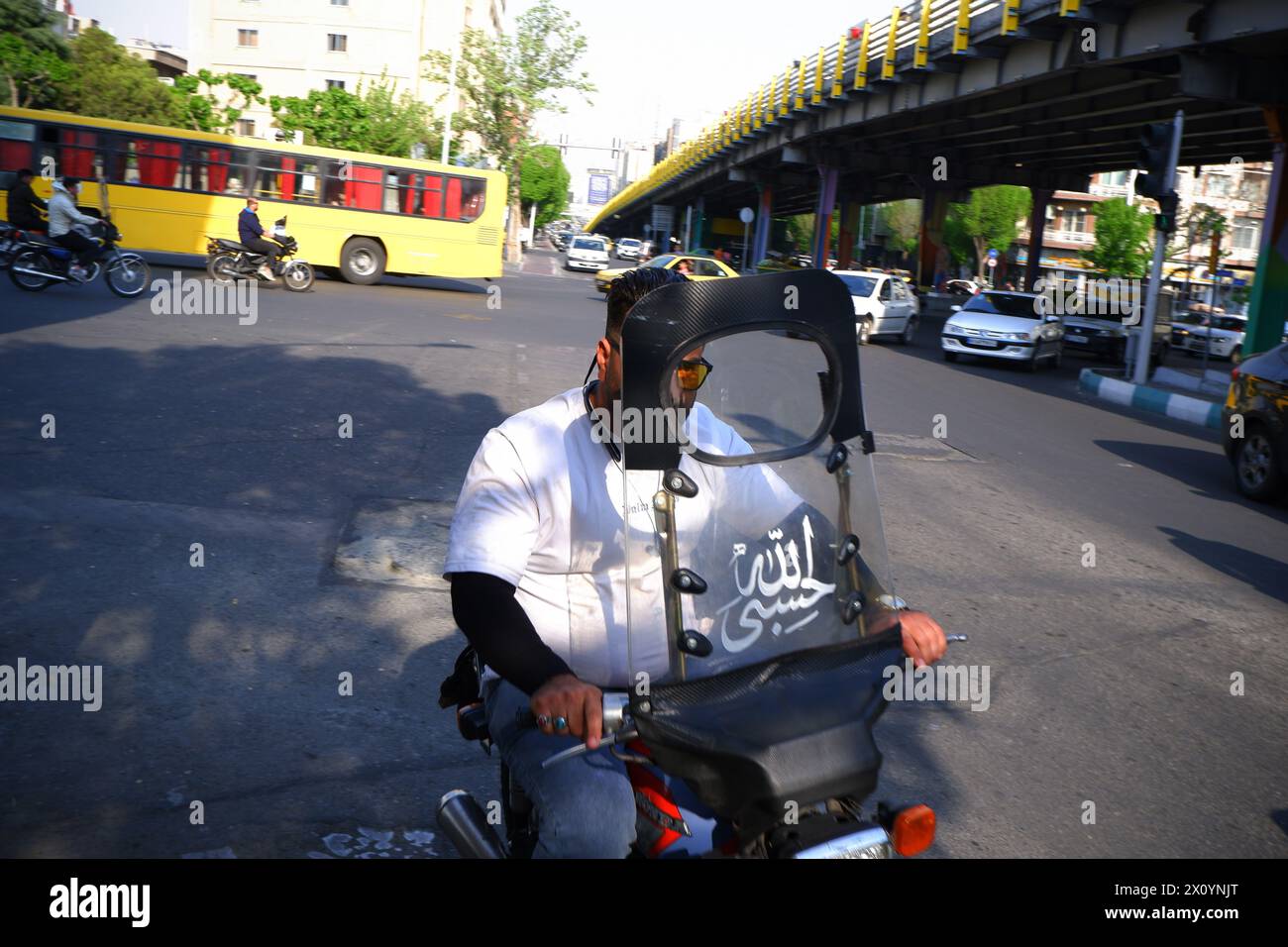 Teherán, Irán. 14 de abril de 2024. Un hombre iraní monta su motocicleta junto al puente Karim Khan en el centro de Teherán. Israel elogió el domingo sus defensas aéreas frente a un ataque sin precedentes de Irán, diciendo que los sistemas frustraron el 99% de los más de 300 aviones no tripulados y misiles lanzados hacia su territorio. (Imagen de crédito: © Rouzbeh Fouladi/ZUMA Press Wire) USO EDITORIAL SOLAMENTE! No para USO comercial! Foto de stock