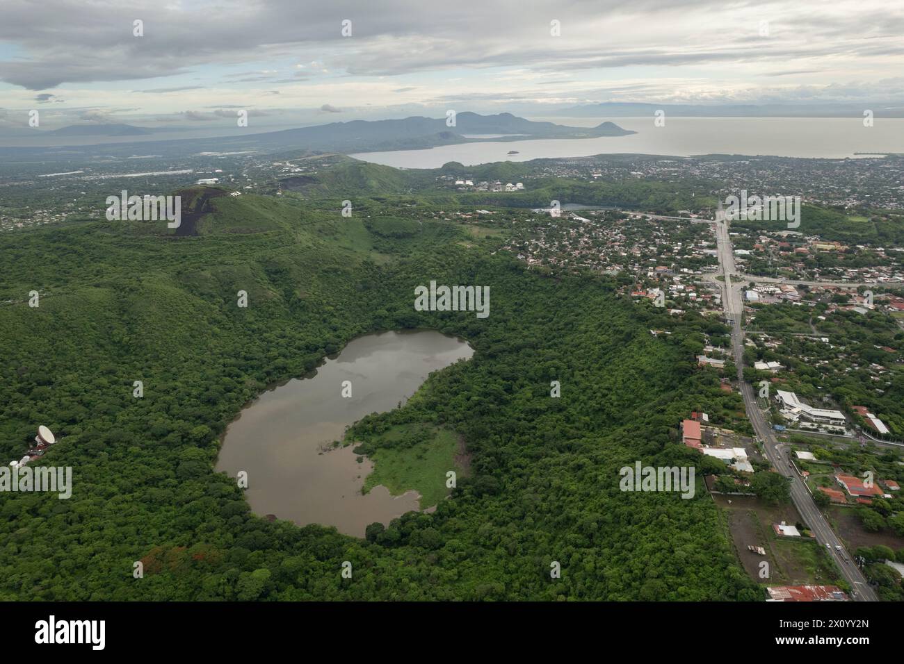 Cráter volcánico verde junto a la ciudad de Managua en la vista aérea de drones de américa Central Foto de stock