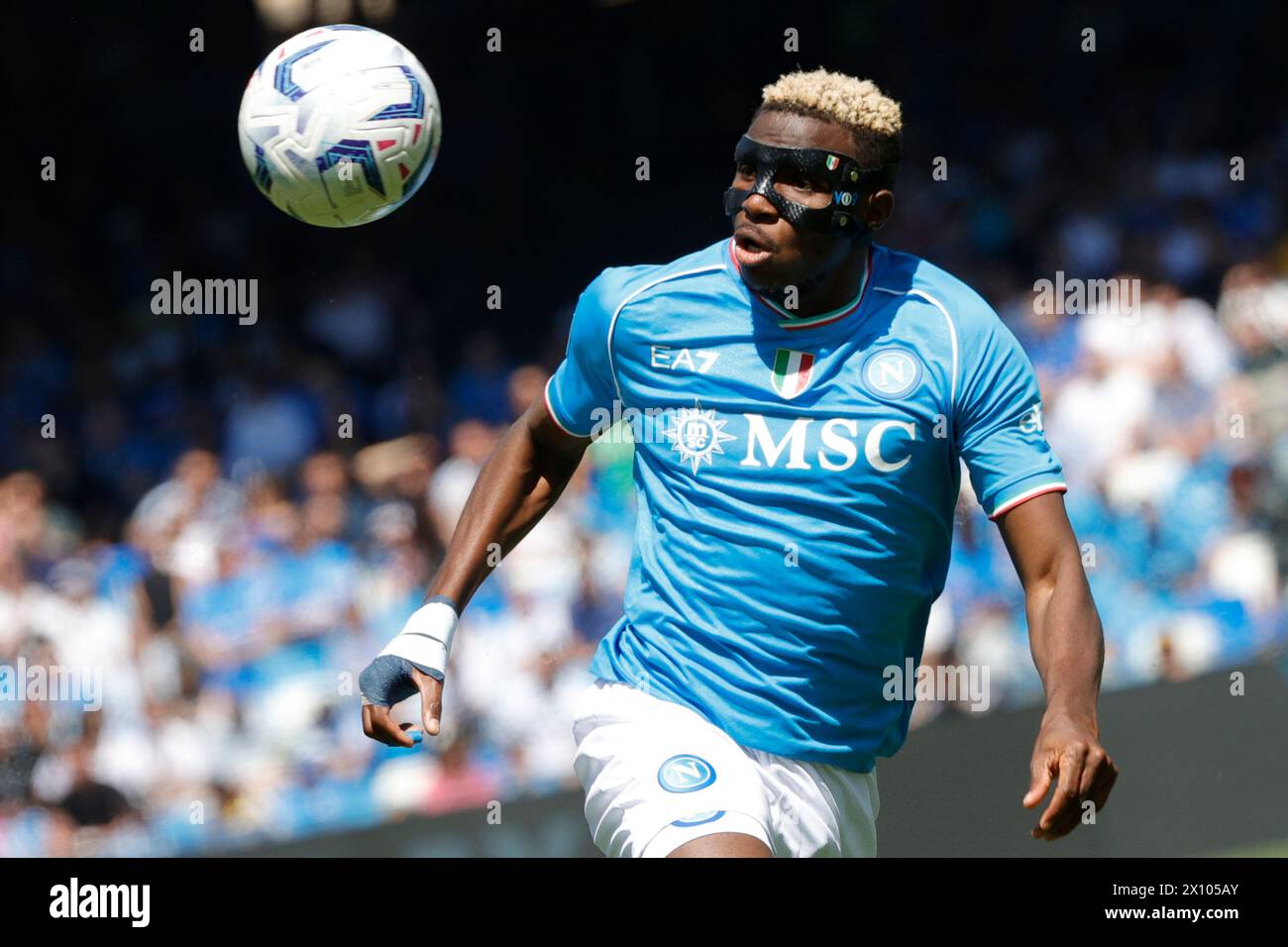 Nápoles, Campania, Italia. 14 de abril de 2024. Victor Osimhen de Napoli mira durante el partido de fútbol Serie A SSC Napoli - Frosinone Calcio FC Stadio Maradona el 14 de abril de 2024 en Nápoles, Italia. (Imagen de crédito: © Ciro De Luca/ZUMA Press Wire) ¡SOLO USO EDITORIAL! No para USO comercial! Crédito: ZUMA Press, Inc./Alamy Live News Foto de stock