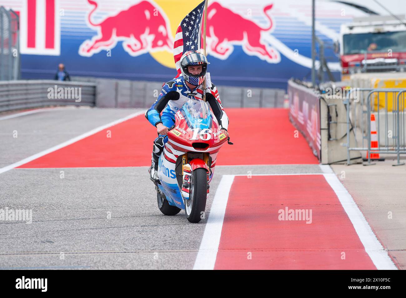 Las Américas. 14 de abril de 2024. Joe Roberts (16) con OnlyFans American Racing Team celebra ganar el segundo lugar Moto2 en el Gran Premio Red Bull de las Américas, Circuito de las Américas. Austin, Texas. Mario Cantu/CSM(Imagen de crédito: © Mario Cantu/Cal Sport Media). Crédito: csm/Alamy Live News Foto de stock