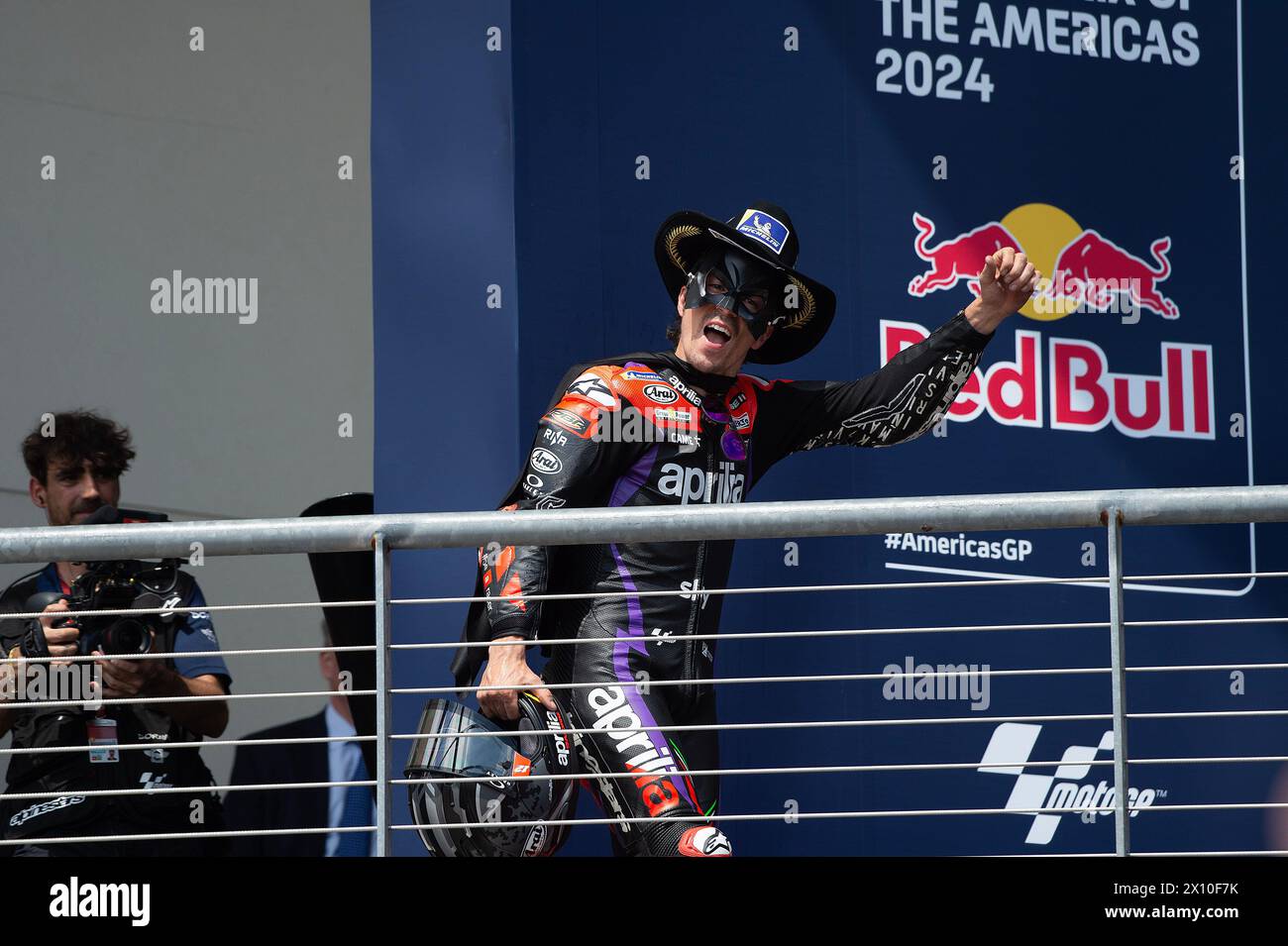 Las Américas. 14 de abril de 2024. Maverick VI'''ales (12) con Aprilia Racing celebra ganar la carrera por el campeonato de MotoGP en el Gran Premio Red Bull de las Américas, Circuito de las Américas. Austin, Texas. Mario Cantu/CSM(Imagen de crédito: © Mario Cantu/Cal Sport Media). Crédito: csm/Alamy Live News Foto de stock