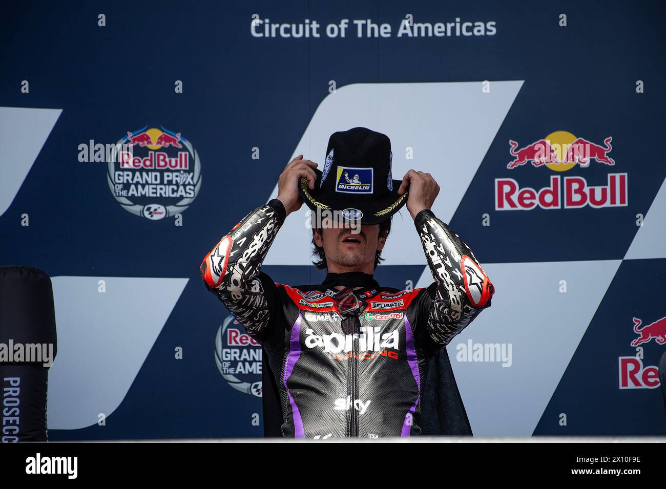 Las Américas. 14 de abril de 2024. Maverick Vi-ales (12) con Aprilia Racing celebra ganar la carrera por el campeonato de MotoGP en el Gran Premio Red Bull de las Américas, Circuito de las Américas. Austin, Texas. Mario Cantu/CSM/Alamy Live News Foto de stock