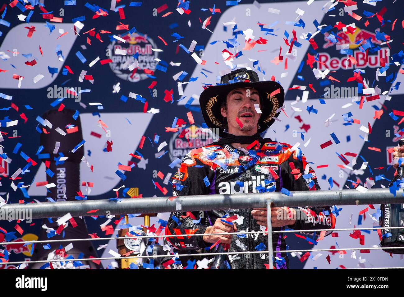 Las Américas. 14 de abril de 2024. Maverick VI'''ales (12) con Aprilia Racing celebra ganar la carrera por el campeonato de MotoGP en el Gran Premio Red Bull de las Américas, Circuito de las Américas. Austin, Texas. Mario Cantu/CSM(Imagen de crédito: © Mario Cantu/Cal Sport Media). Crédito: csm/Alamy Live News Foto de stock