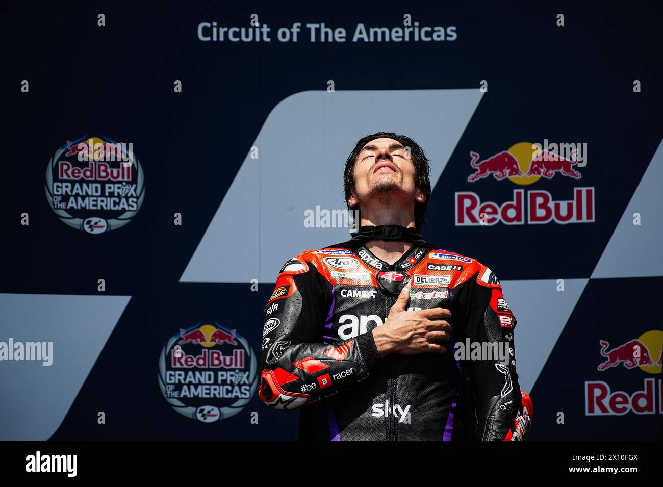 Las Américas. 14 de abril de 2024. Maverick Vi-ales (12) con Aprilia Racing celebra ganar la carrera por el campeonato de MotoGP en el Gran Premio Red Bull de las Américas, Circuito de las Américas. Austin, Texas. Mario Cantu/CSM/Alamy Live News Foto de stock