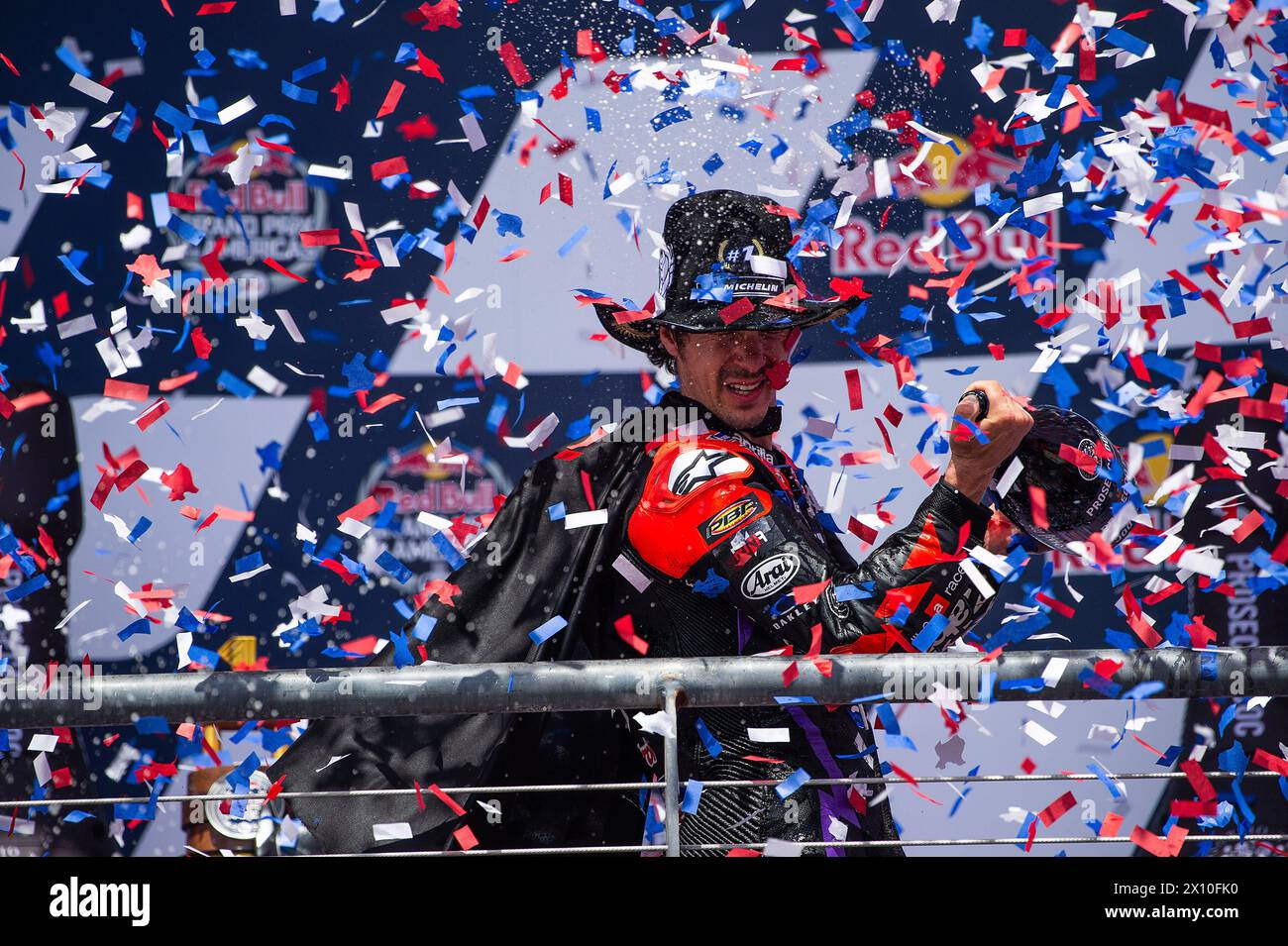 Las Américas. 14 de abril de 2024. Maverick Vi-ales (12) con Aprilia Racing celebra ganar la carrera por el campeonato de MotoGP en el Gran Premio Red Bull de las Américas, Circuito de las Américas. Austin, Texas. Mario Cantu/CSM/Alamy Live News Foto de stock