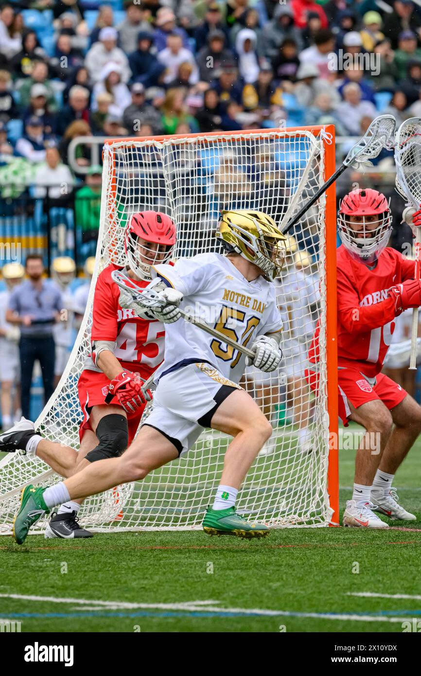 Old Westbury, Nueva York, Estados Unidos. 14 de abril de 2024. CHRIS KAVANAGH 50 de Ne Dame recorre a LOS SEGUIDORES DE Cornell durante la victoria # 1 de Notre Dame sobre el # 10 Cornell 18-17 en acción Lacrosse de NCAA en Bethpage Federal Credit Union Stadium en LIU (Imagen de crédito: © James Patrick Cooper/ZUMA Press Wire) SOLO USO EDITORIAL! No para USO comercial! Foto de stock