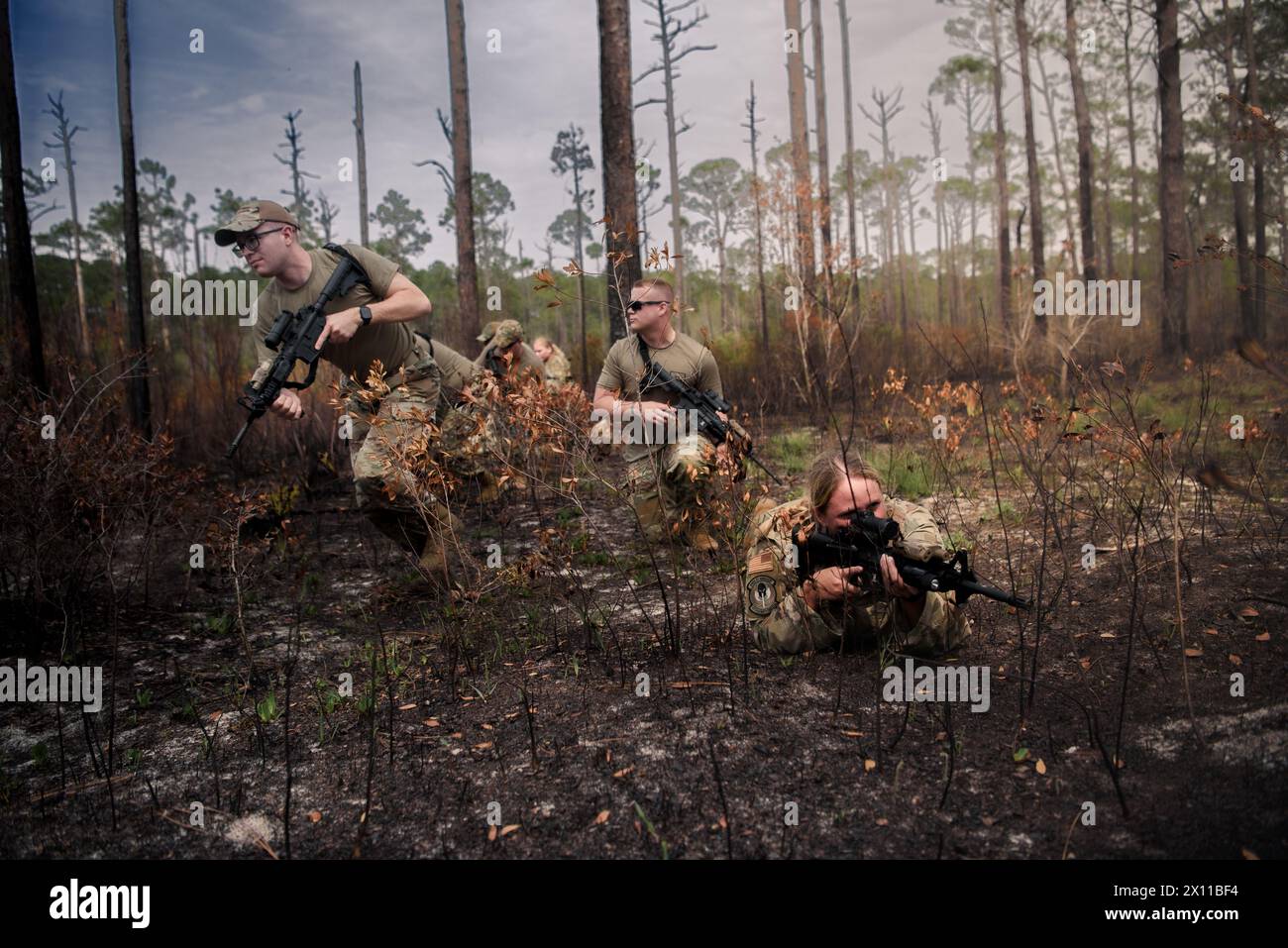 Miembros del 110.º Escuadrón de las Fuerzas de Seguridad practican patrullas y movimiento de tropas en Hurlburt Field, Florida, 9 de abril de 2024. Los instructores del 1er Escuadrón de las Fuerzas de Seguridad de Operaciones Especiales proporcionaron entrenamiento en profundidad a los aviadores de la 110.ª SF en muchas disciplinas de su campo de carrera durante un ejercicio de entrenamiento de una semana de duración. (Foto de la Guardia Nacional Aérea de EE.UU. Por el Aviador Principal Ryan Bishop) Foto de stock