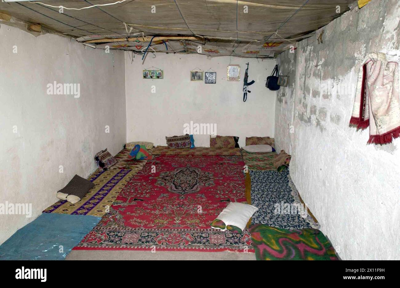 Esta habitación de 8x16, ubicada en un edificio público cerca de Dahuk, sirve como el dormitorio de una familia de ocho, que es típico de las condiciones en muchas de las áreas de vivienda temporal ca. 05 de junio de 2004 Foto de stock