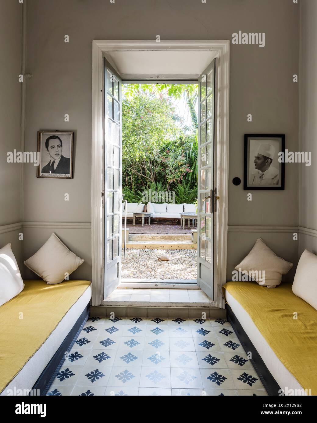 Puerta minimalista a la terraza de Mimi Calpe, villa de lujo francesa de la década de 1950 y hotel en Tánger, Marruecos Foto de stock