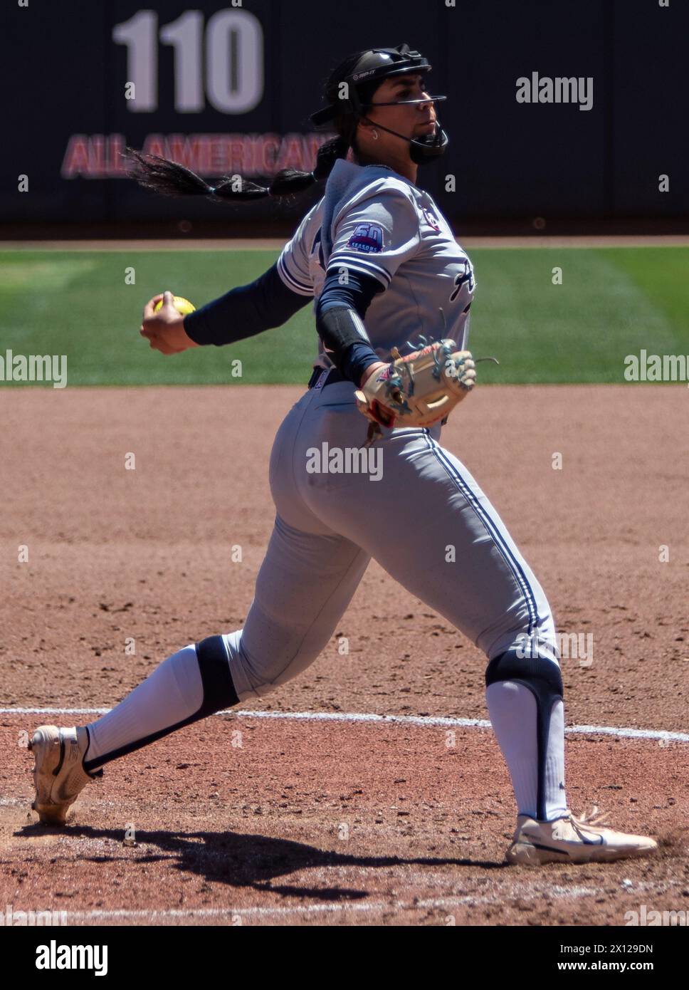 Tucson, AZ U.S. 14th abr, 2024. A. La lanzadora abridora/relevista de Arizona Aissa Silva (3) en el montículo durante el juego de softbol de la NCAA entre Oregon Ducks y los Arizona Wildcats. Arizona venció a Oregón 3-2 en el Hillenbrand Stadium en Tucson, AZ. Thurman James/CSM/Alamy Live News Foto de stock