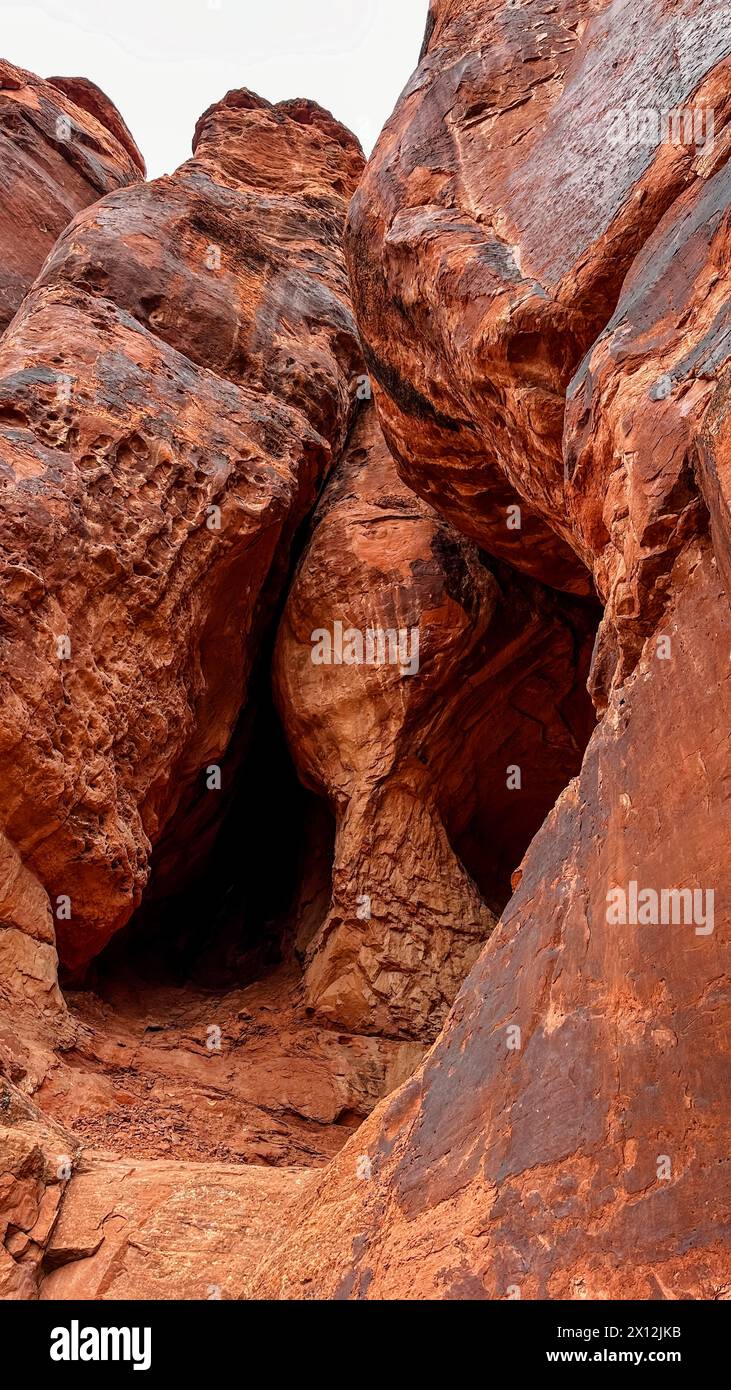 Magníficas formaciones rocosas rojas y cueva Foto de stock