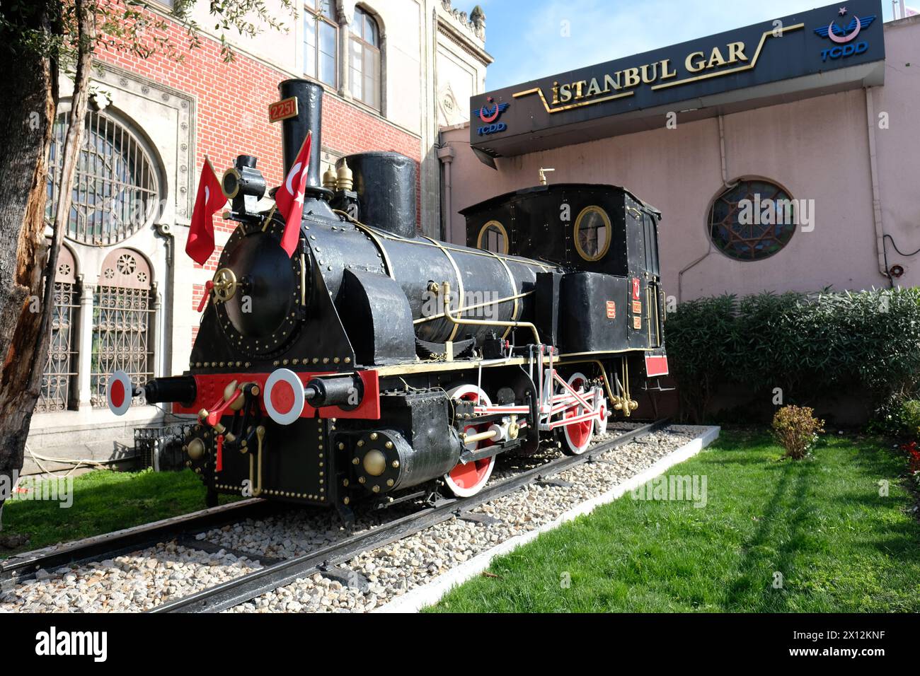Estambul Turquía Una vieja locomotora de vapor (Krauss 380 construida en Alemania en 1874) conservada fuera de la estación de tren de Sirkeci en marzo de 2024 Foto de stock
