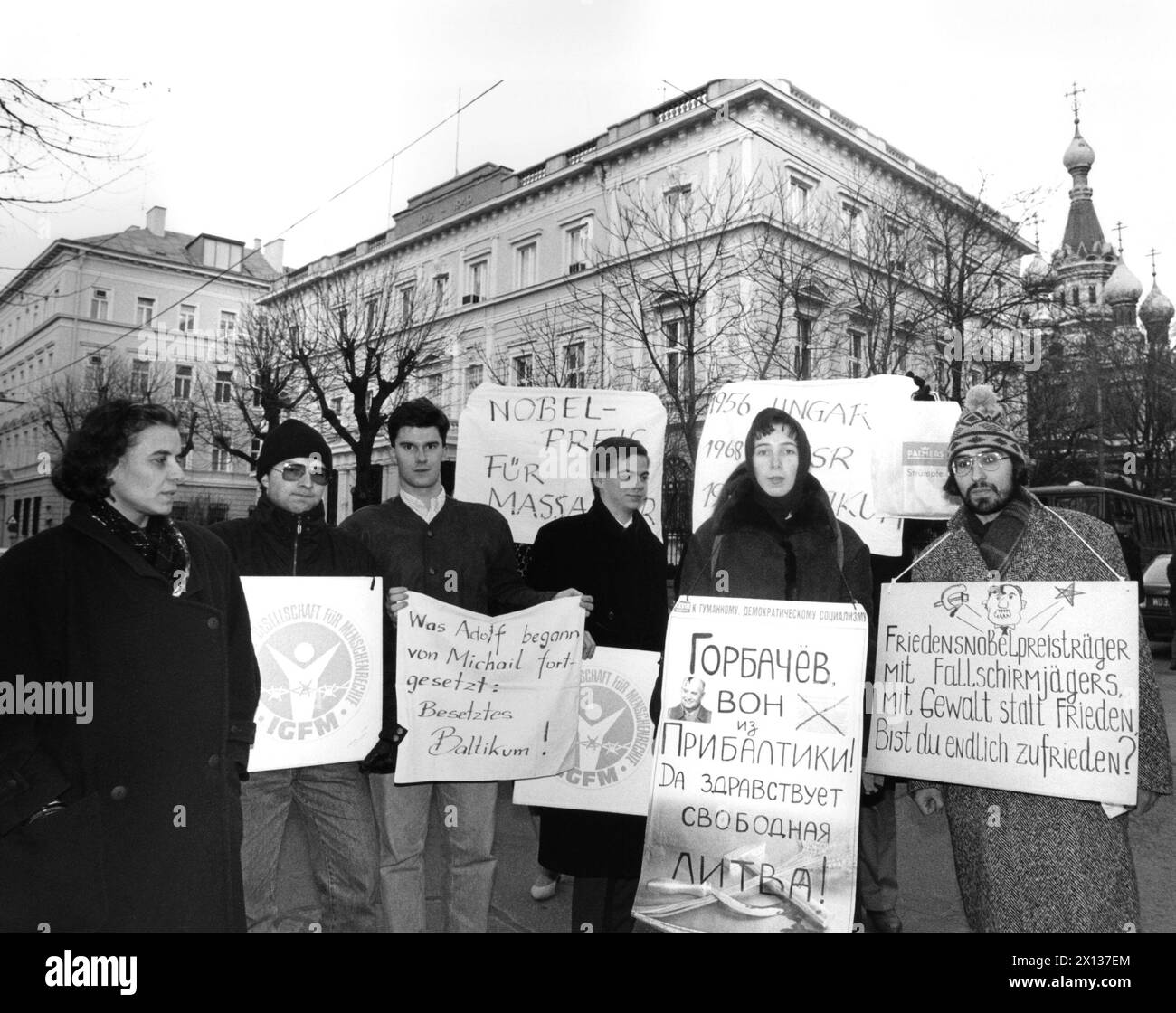 Viena el 15 de enero de 1991: Manifestación frente a la embajada soviética en Viena contra la política en los estados bálticos. - 19910115 PD0007 - Rechteinfo: Derechos gestionados (RM) Foto de stock