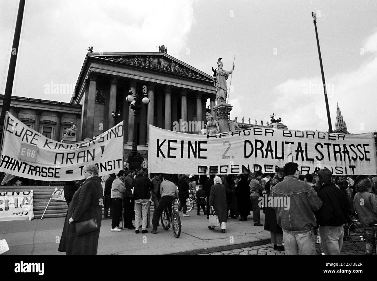 Viena el 20 de abril de 1991: Alrededor de 2,000 manifestantes protestaron contra el "infierno de tráfico Austria". Reclamaron una disminución del tráfico de tránsito, no más carreteras para las carreteras de tránsito, prioridad para los ferrocarriles y voz garantizada para la gente en la planificación, construcción y manejo. - 19910420 PD0006 - Rechteinfo: Derechos Gestionados (RM) Foto de stock