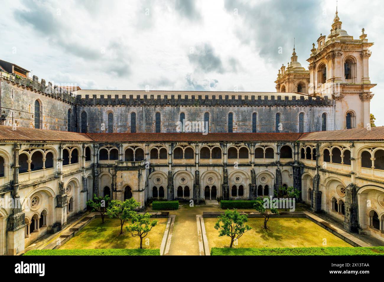 El Claustro del Silencio. El Monasterio de Alcobaça (Mosteiro de Alcobaça) o Monasterio de Alcobasa es un complejo monástico católico situado en la localidad de A Foto de stock