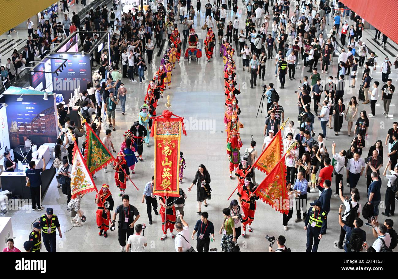 Guangzhou. 15 de abril de 2024. Los artistas realizan Danza Yingge, una forma de danza popular en la provincia de Guangdong del sur de China, durante la sesión 135 de la Feria de Importación y Exportación de China, también conocida como la Feria de Cantón, en Guangzhou, provincia de Guangdong del sur de China, abril. 15, 2024. Crédito: Deng Hua/Xinhua/Alamy Live News Foto de stock