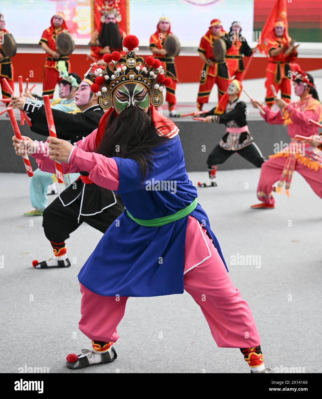 Guangzhou. 15 de abril de 2024. Los artistas realizan Danza Yingge, una forma de danza popular en la provincia de Guangdong del sur de China, durante la sesión 135 de la Feria de Importación y Exportación de China, también conocida como la Feria de Cantón, en Guangzhou, provincia de Guangdong del sur de China, abril. 15, 2024. Crédito: Deng Hua/Xinhua/Alamy Live News Foto de stock