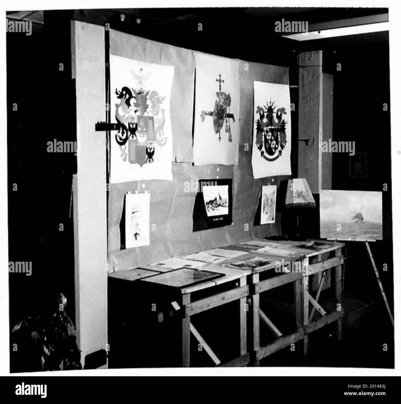 EXPOSICIÓN DE ARTE DE LA OFICINA DE GUERRA: Una serie de fotografías tomadas de pinturas y artesanías ejecutadas por personal militar y civil de la Oficina de Guerra exhibidas por miembros del Gremio de Arte de la Oficina de Guerra del Ejército Británico Foto de stock
