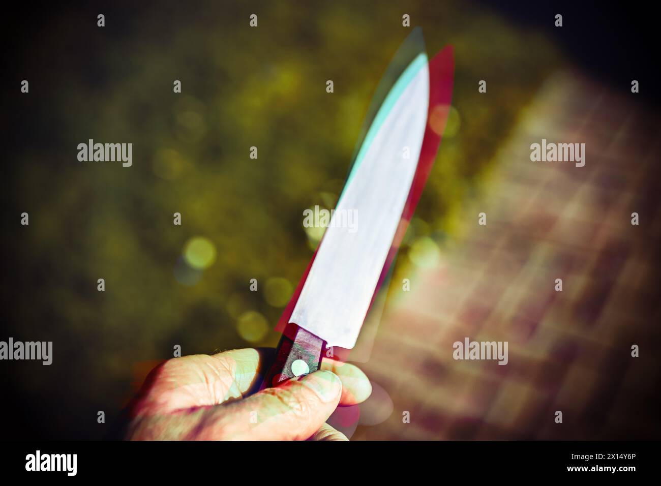 Mano masculina con el cuchillo, crimen simbólico de la foto Foto de stock