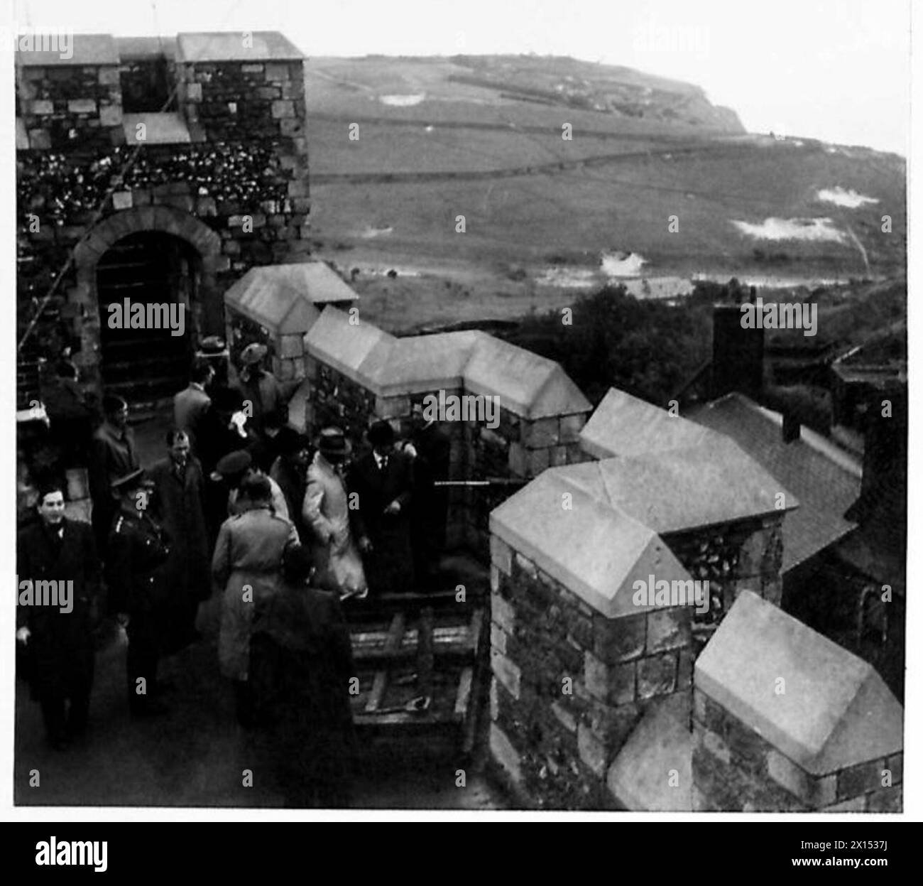 LOS EDITORES DE PERIÓDICOS BRASILEÑOS VISITAN EL COMANDO DEL SUDESTE - Una visita fue pagada al castillo de Dover. Los editores se ven mirando hacia Dover hacia la costa francesa desde el Castle Keep British Army Foto de stock