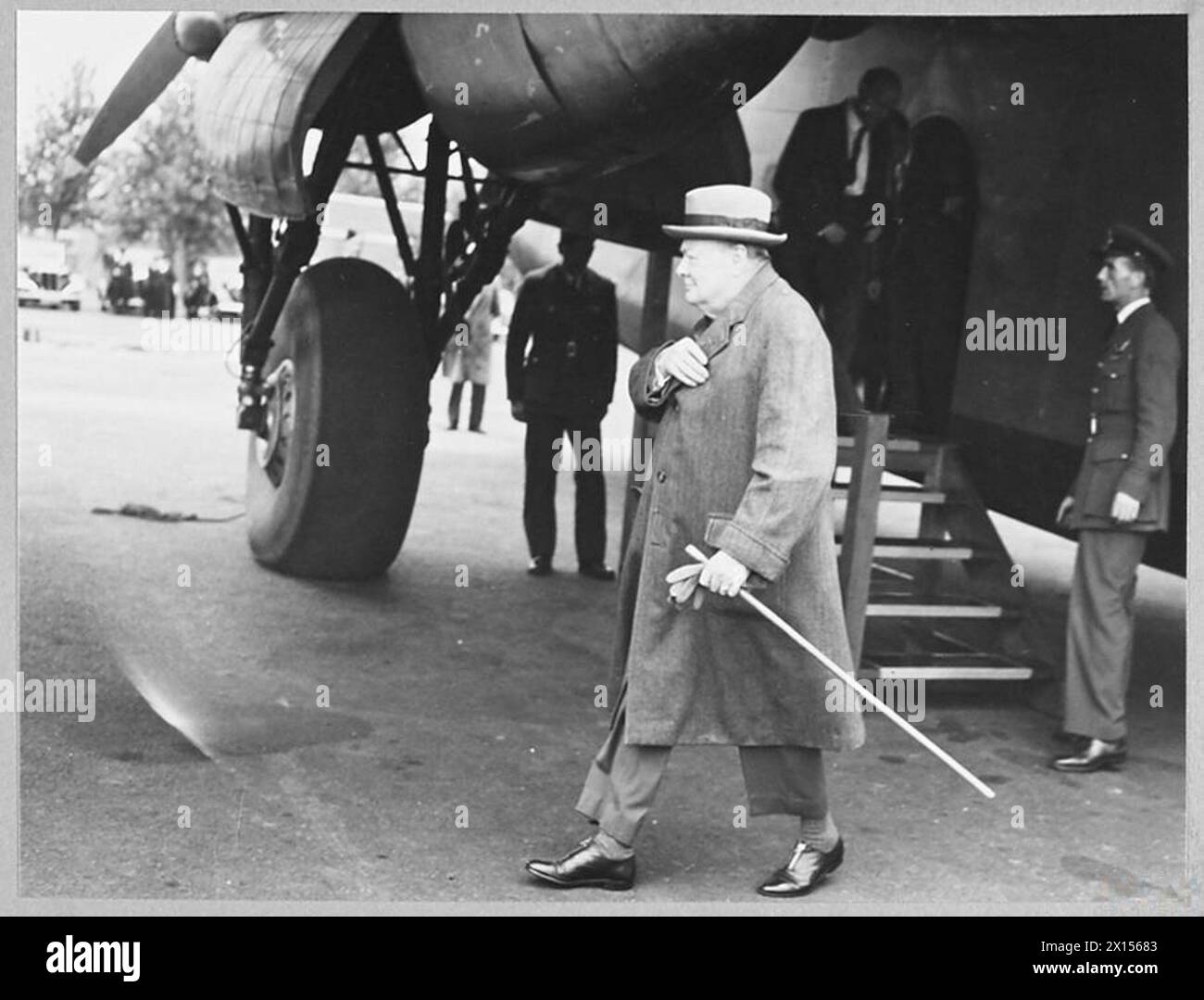 EL PRIMER MINISTRO LLEGA A INGLATERRA - A las 6,00 horas del 29 de agosto de 1944, el Sr. Winston Churchill regresó a Inglaterra después de su gira por el teatro de guerra mediterráneo, aterrizando en un aeródromo de los condados de origen desde el mismo avión del Mando de Transporte en el que había realizado el viaje de ida. Los jefes de servicio se reunieron en el aeródromo para darle la bienvenida a casa. Foto (publicada en 1944) muestra - El Primer Ministro caminando desde el avión que lo llevó de vuelta a la Real Fuerza Aérea de Inglaterra Foto de stock