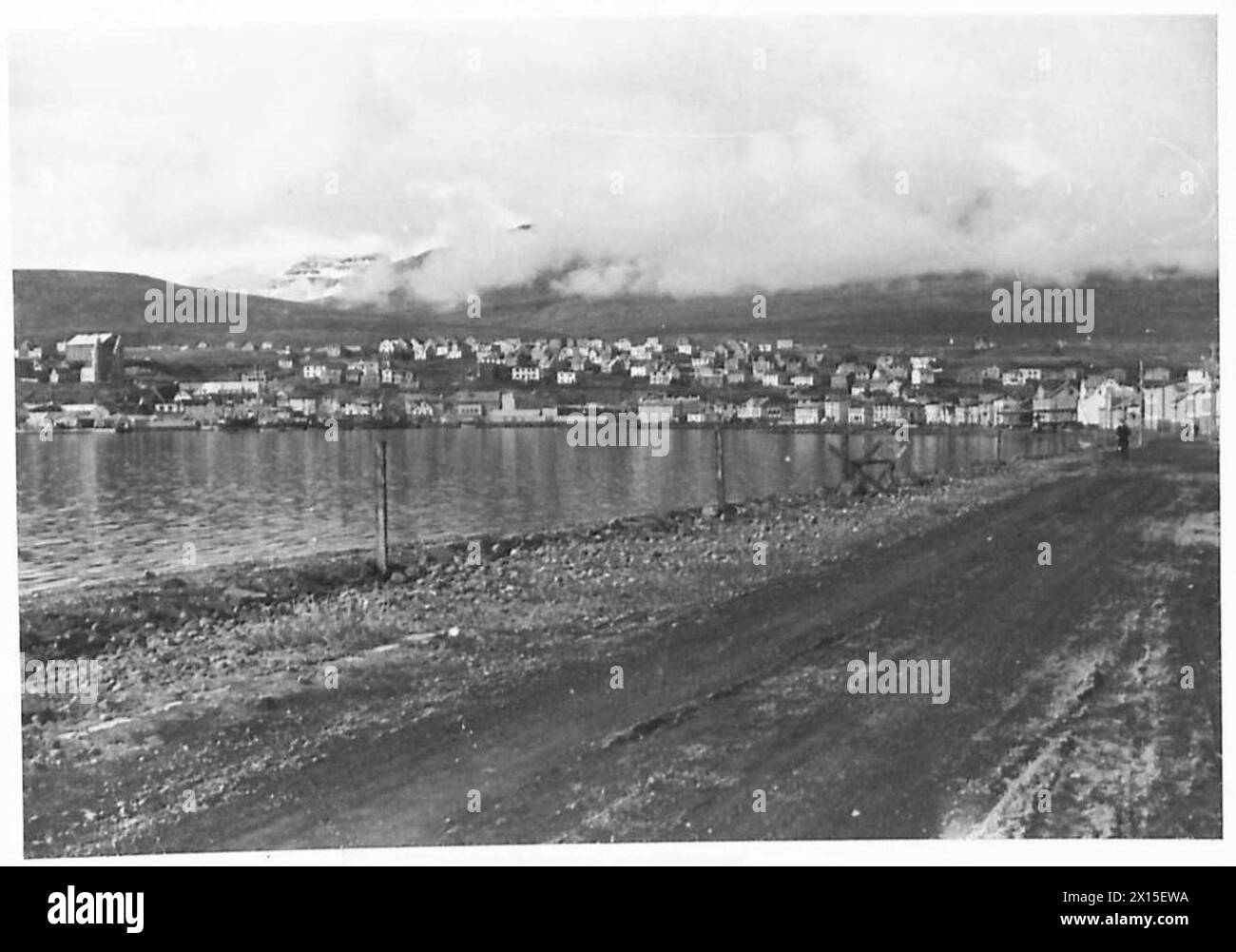 TROPAS BRITÁNICAS Y CANADIENSES EN ISLANDIA - el muelle de pesca en el puerto de Akureyri , ejército británico Foto de stock