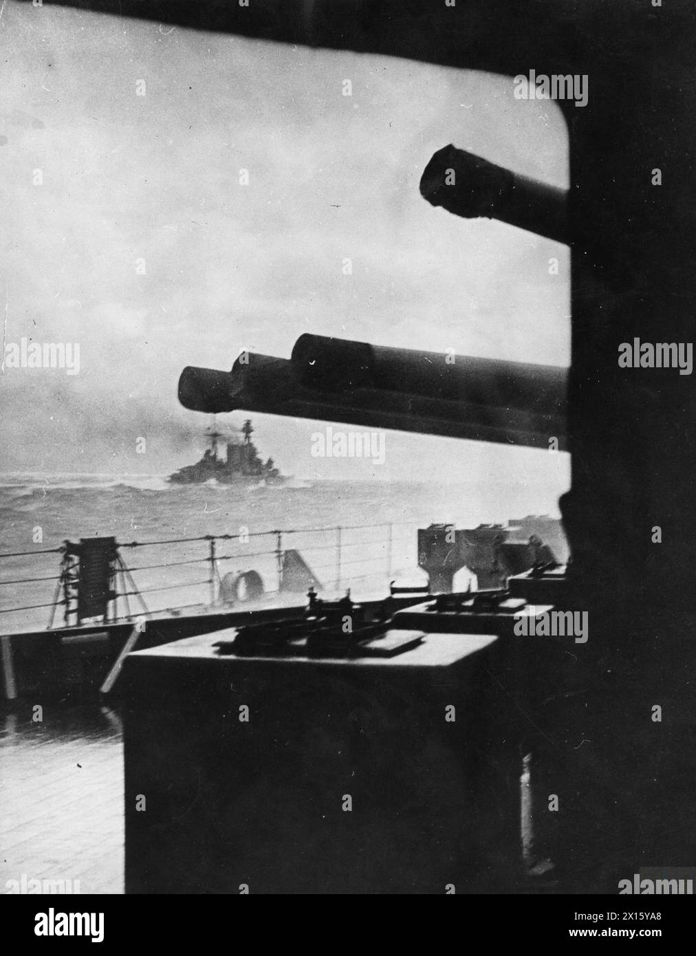 HMS HOOD - HMS HOOD entrando en acción contra el acorazado alemán BISMARCK y el crucero de batalla Prinz Eugen, 24 de mayo de 1941. Esta imagen tomada por HMS PRINCE OF WALES fue la última foto jamás tomada de HMS Hood Hood Foto de stock