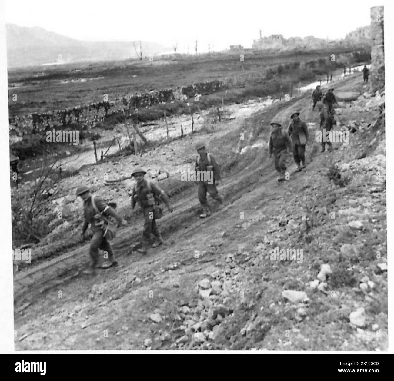 QUINTO EJÉRCITO: BATALLA POR CASSINO Y LA COLINA DEL MONASTERIO - Churkas subiendo a la ciudad de Cassino, ejército británico Foto de stock