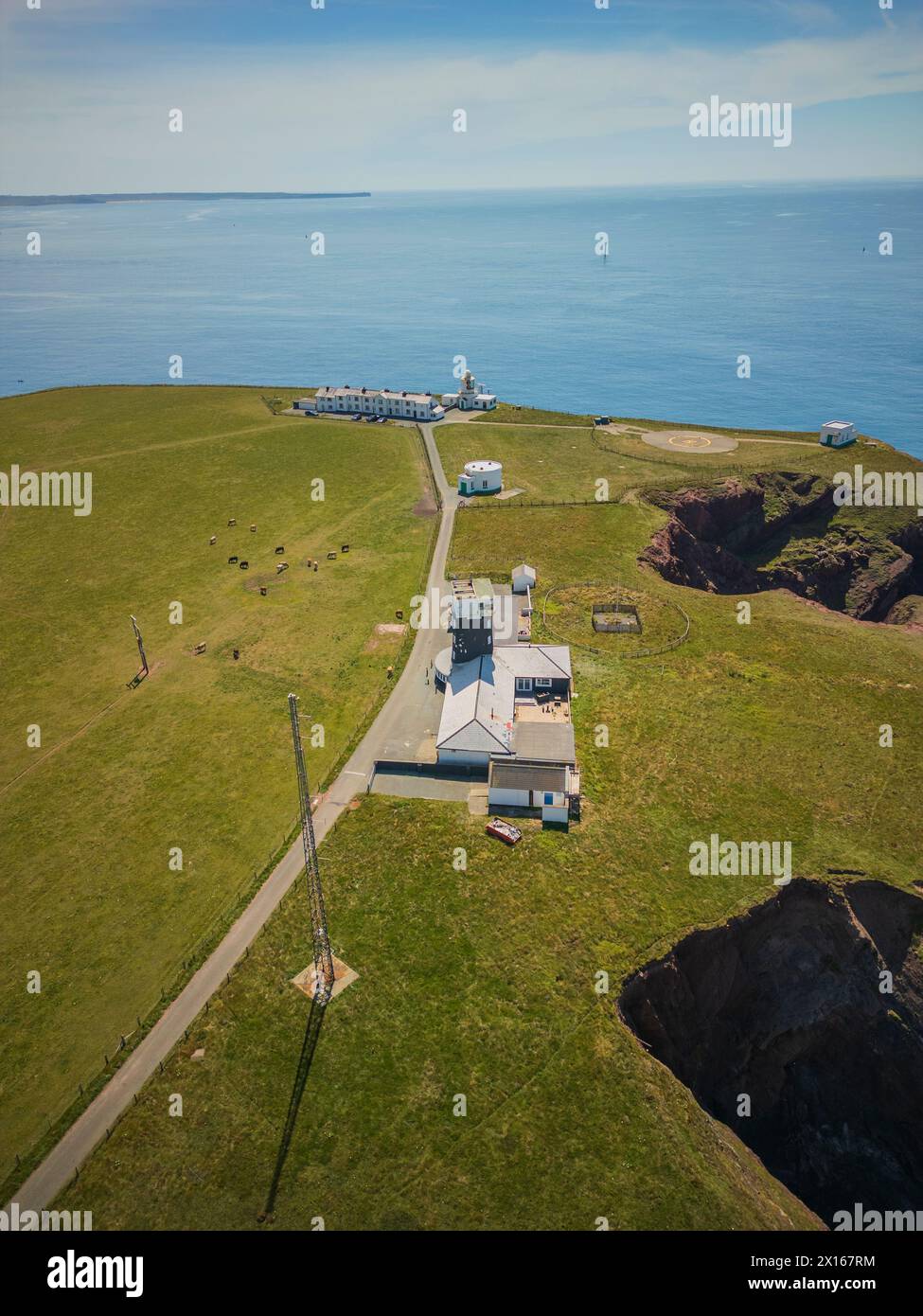 Vista aérea del faro principal de St Anne, Dale, Pembrokeshire, Reino Unido Foto de stock