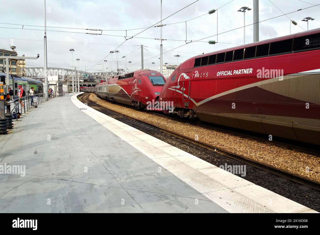 París, Francia - 25 de agosto de 2017: Thalys (tren internacional de alta velocidad) listo para la salida en Gare du Nord. Foto de stock