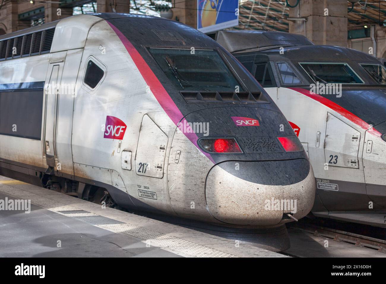 París, Francia - 17 de julio de 2017: Nuevo modelo del TGV Sud-Est junto al antiguo en Gare du Nord. Foto de stock
