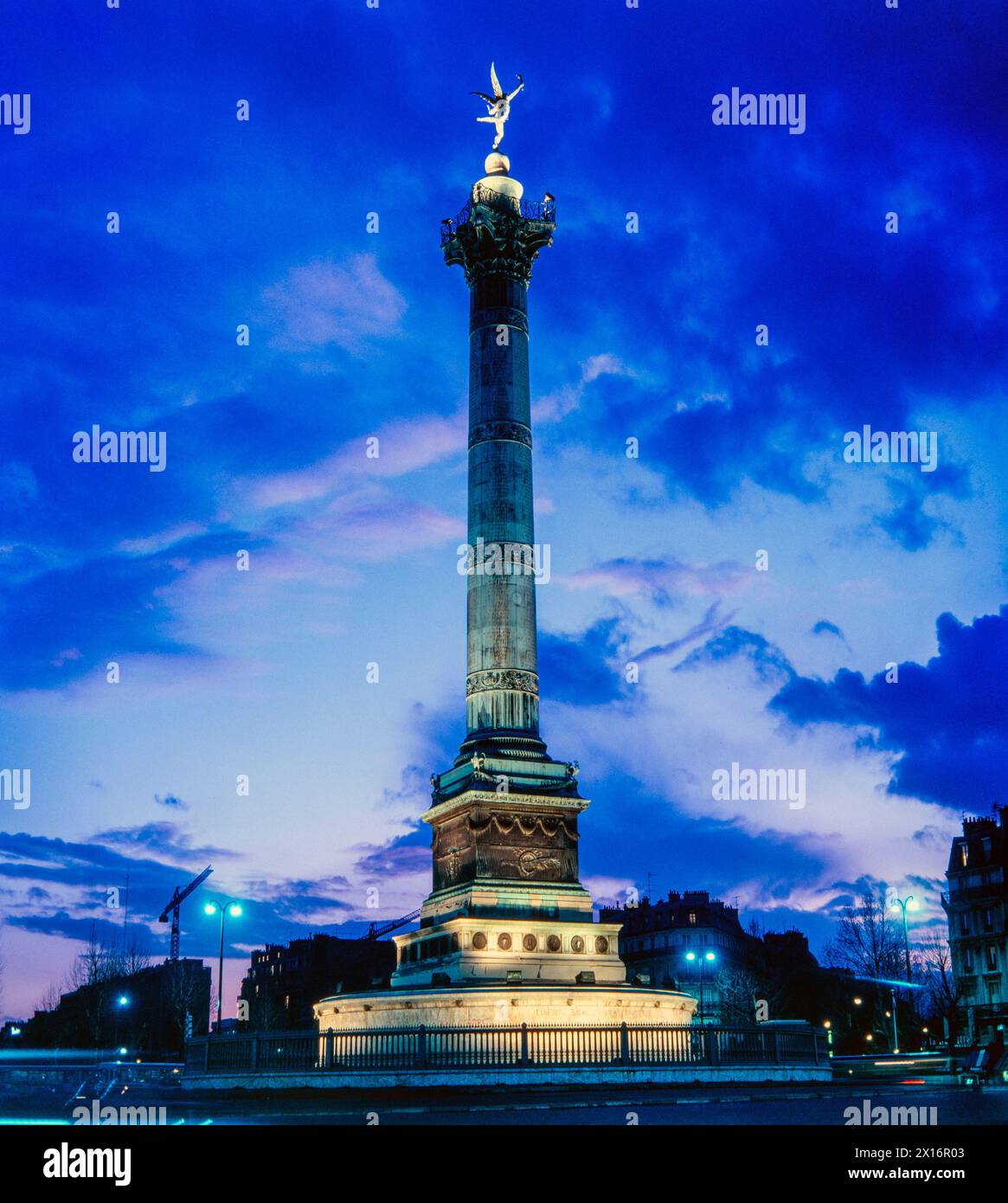 Colonne de Juillet (columna de julio) con el genio dorado de la libertad en la parte superior, Place de la Bastille, París, Francia Foto de stock