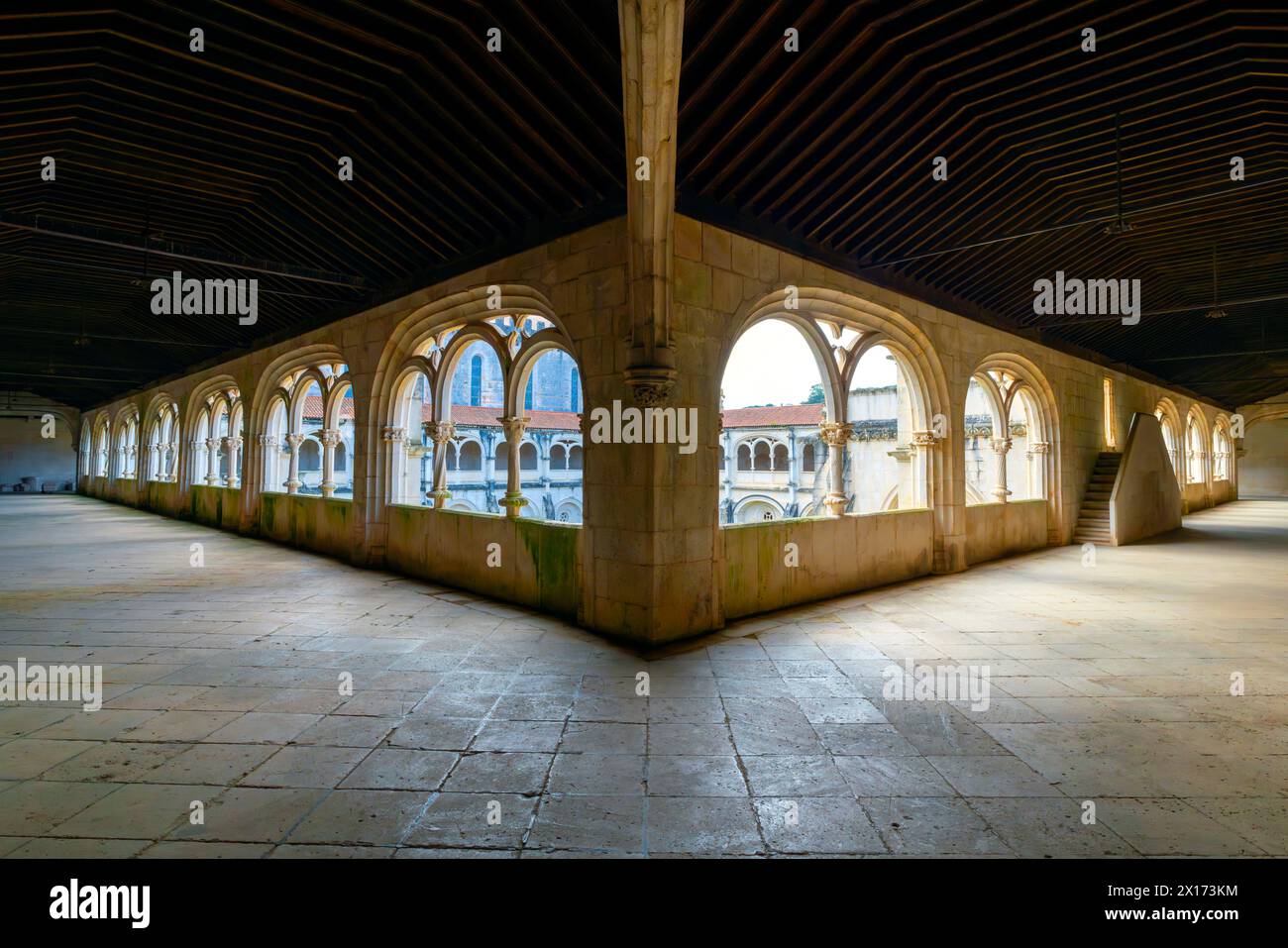 Claustro del Silencio Sala do Capitulo. El Monasterio de Alcobaça (Mosteiro de Alcobaça) o Monasterio de Alcobasa es un complejo monástico católico situado en Foto de stock