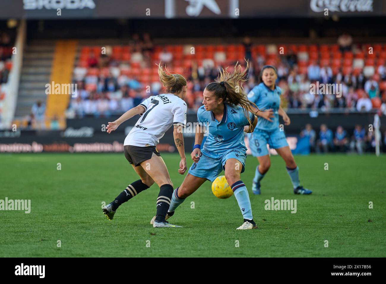 Valencia, España. 14 de abril de 2024. Marina Martí del Valencia CF Femenino, Silvia Lloris Nicolas del Levante UD Femenino visto en acción durante la Ronda 23 de la Temporada Regular de la Liga F entre el Valencia CF Femenino y el Levante UD Femenino en el Estadio Mestalla. Puntuación final: Valencia CF Femenino 1 : 1 Levante UD Crédito Femenino: SOPA Images Limited/Alamy Live News Foto de stock