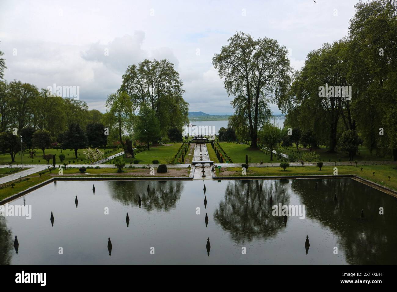 Srinagar, India. 15 de abril de 2024. Una vista general del jardín de Nishat durante la lluvia en Srinagar. (Imagen de crédito: © Firdous Nazir/eyepix vía ZUMA Press Wire) USO EDITORIAL SOLAMENTE! No para USO comercial! Foto de stock