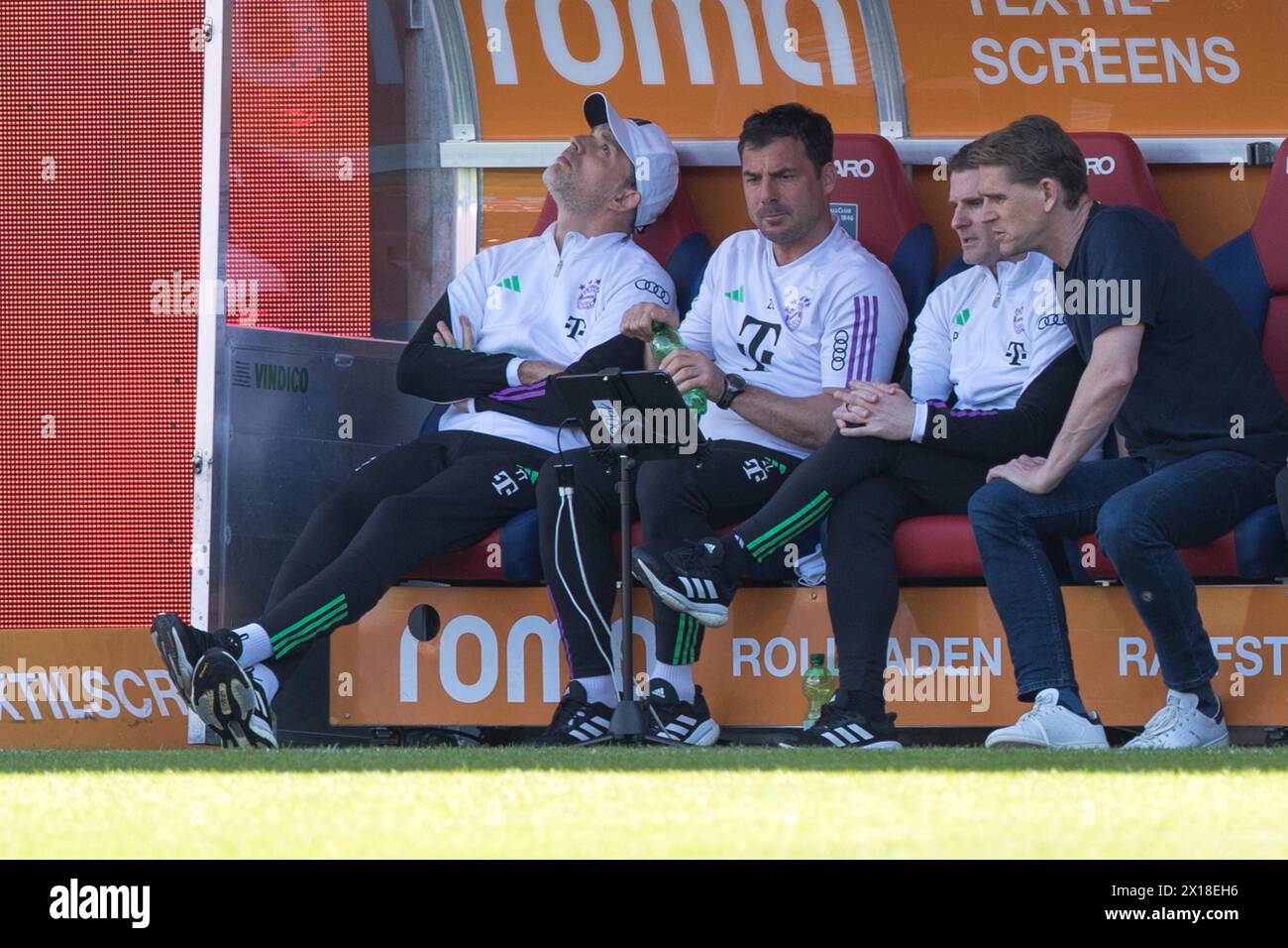 Partido de fútbol, el entrenador Thomas TUCHEL Bayern Munich se fue, mirando aburrido, la cabeza en el aire, mientras que el resto del equipo de entrenamiento se concentra en su w Foto de stock