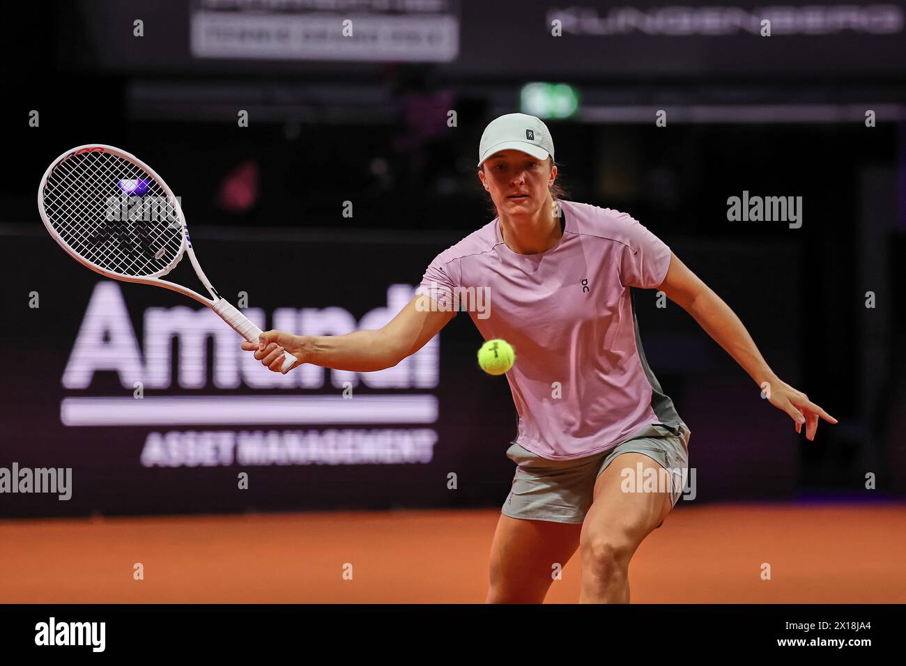 Stuttgart, Baden-Wuerttemberg, Alemania. 15 de abril de 2024. IgA Swiatek (POL) vuelve con la delantera durante el 47. Porsche Tennis Grand Prix Stuttgart - WTA500 (Imagen de crédito: © Mathias Schulz/ZUMA Press Wire) ¡SOLO USO EDITORIAL! No para USO comercial! Foto de stock