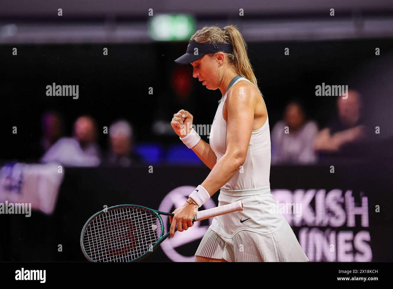 Stuttgart, Baden-Wuerttemberg, Alemania. 15 de abril de 2024. Paula Badosa (ESP) durante el 47. Porsche Tennis Grand Prix Stuttgart - WTA500 (Imagen de crédito: © Mathias Schulz/ZUMA Press Wire) ¡SOLO USO EDITORIAL! No para USO comercial! Foto de stock