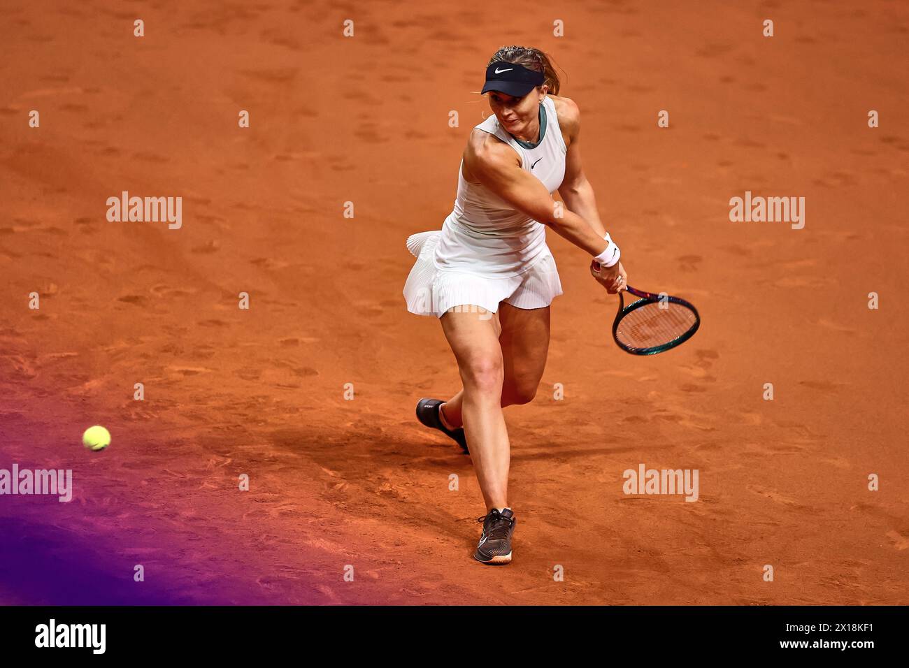 Stuttgart, Baden-Wuerttemberg, Alemania. 15 de abril de 2024. Paula Badosa (ESP) regresa con backhand durante el 47. Porsche Tennis Grand Prix Stuttgart - WTA500 (Imagen de crédito: © Mathias Schulz/ZUMA Press Wire) ¡SOLO USO EDITORIAL! No para USO comercial! Foto de stock