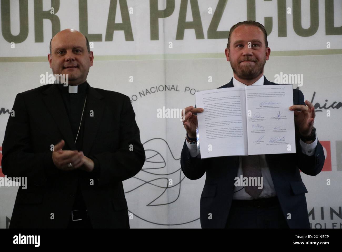 Ciudad de México, México. 15 de abril de 2024. El candidato a Jefe de Gobierno de la Ciudad de México para la coalición 'VA X CDMX', Santiago Taboada, muestra su firma durante la firma del 'Compromiso con la Paz: Estrategias de Política Pública para la Paz de la Ciudad de México' en la Universidad Intercontinental (Crédito Imagen: © Jose Luis Torales/eyepix vía ZUMA Press Wire) ¡SOLO USO EDITORIAL! No para USO comercial! Foto de stock