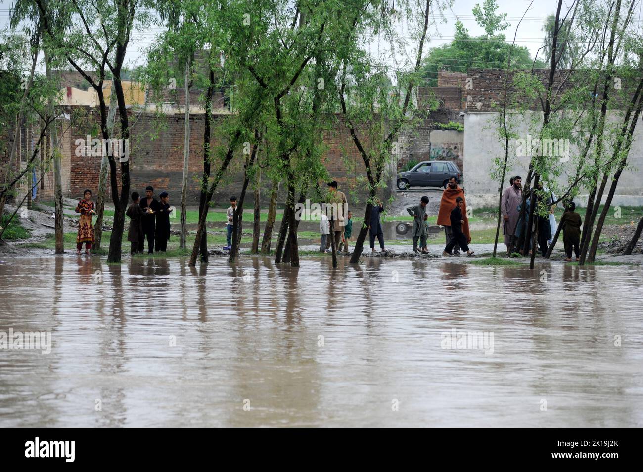 Peshawar, Peshawar, Pakistán. 15 de abril de 2024. Las condiciones climáticas extremas causan víctimas en Pakistán.PESHAWAR, PAKISTÁN - 15 DE ABRIL: La gente observa las inundaciones en el río Charsadda debido a las fuertes lluvias en Peshawar, Pakistán el 15 de abril de 2024. Según la Autoridad Provincial de Gestión de Desastres de Khyber Pakhtunkhwa (KP), al menos 29 personas han muerto y otras siete han resultado heridas. En los últimos tres días, varias provincias se vieron afectadas por incidentes relacionados con rayos y fuertes lluvias. (Imagen de crédito: © Hussain Ali/ZUMA Press Wire) USO EDITORIAL SOLAMENTE! No para USO comercial! Foto de stock