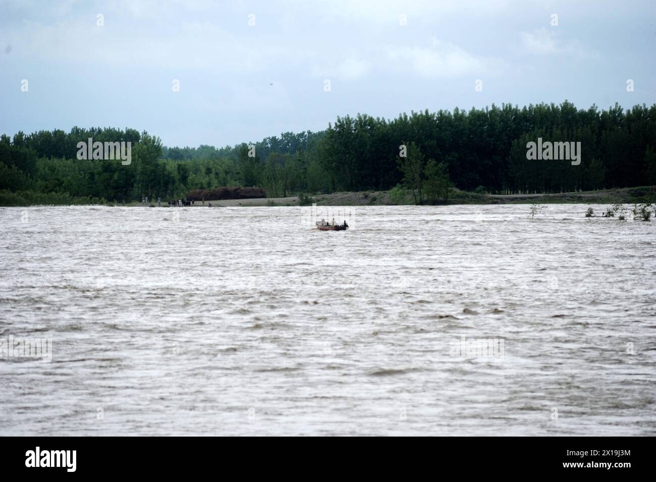 Peshawar, Peshawar, Pakistán. 15 de abril de 2024. Las condiciones climáticas extremas causan víctimas en Pakistán.PESHAWAR, PAKISTÁN - 15 DE ABRIL: La gente observa las inundaciones en el río Charsadda debido a las fuertes lluvias en Peshawar, Pakistán el 15 de abril de 2024. Según la Autoridad Provincial de Gestión de Desastres de Khyber Pakhtunkhwa (KP), al menos 29 personas han muerto y otras siete han resultado heridas. En los últimos tres días, varias provincias se vieron afectadas por incidentes relacionados con rayos y fuertes lluvias. (Imagen de crédito: © Hussain Ali/ZUMA Press Wire) USO EDITORIAL SOLAMENTE! No para USO comercial! Foto de stock