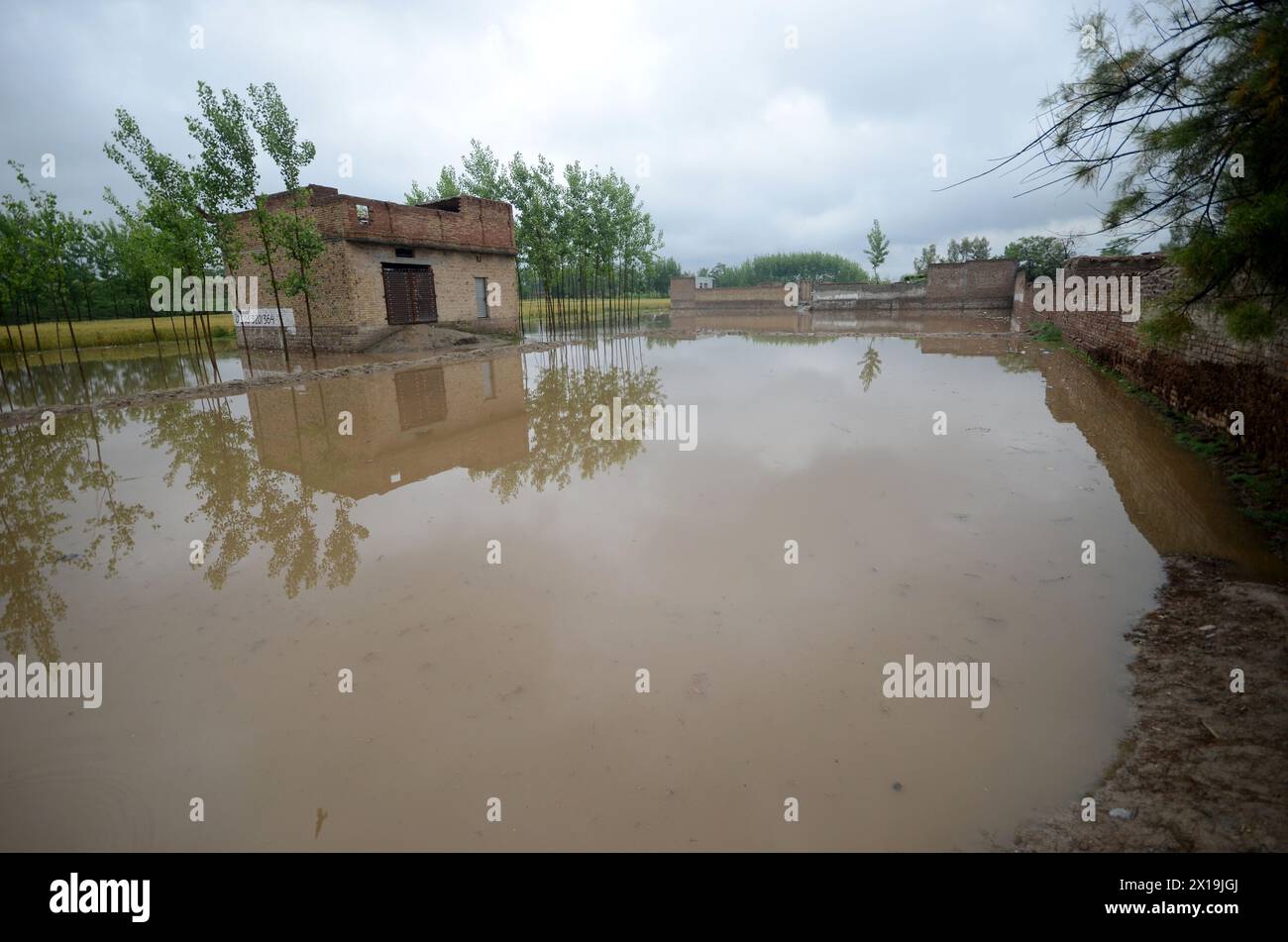 Peshawar, Peshawar, Pakistán. 15 de abril de 2024. Las condiciones climáticas extremas causan víctimas en Pakistán.PESHAWAR, PAKISTÁN - 15 DE ABRIL: La gente observa las inundaciones en el río Charsadda debido a las fuertes lluvias en Peshawar, Pakistán el 15 de abril de 2024. Según la Autoridad Provincial de Gestión de Desastres de Khyber Pakhtunkhwa (KP), al menos 29 personas han muerto y otras siete han resultado heridas. En los últimos tres días, varias provincias se vieron afectadas por incidentes relacionados con rayos y fuertes lluvias. (Imagen de crédito: © Hussain Ali/ZUMA Press Wire) USO EDITORIAL SOLAMENTE! No para USO comercial! Foto de stock