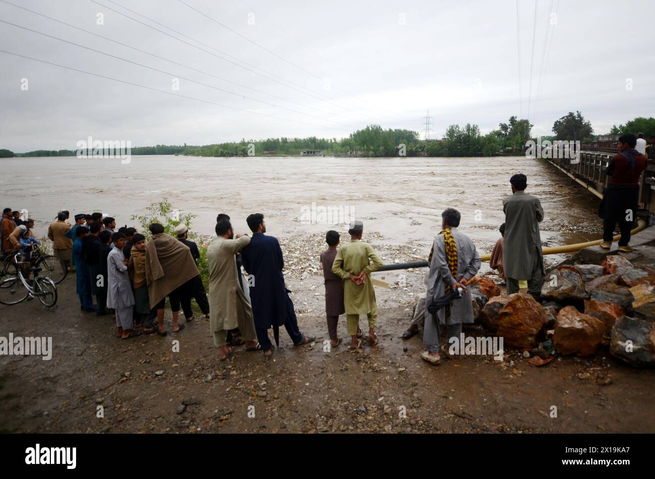 Peshawar, Peshawar, Pakistán. 15 de abril de 2024. Las condiciones climáticas extremas causan víctimas en Pakistán.PESHAWAR, PAKISTÁN - 15 DE ABRIL: La gente observa las inundaciones en el río Charsadda debido a las fuertes lluvias en Peshawar, Pakistán el 15 de abril de 2024. Según la Autoridad Provincial de Gestión de Desastres de Khyber Pakhtunkhwa (KP), al menos 29 personas han muerto y otras siete han resultado heridas. En los últimos tres días, varias provincias se vieron afectadas por incidentes relacionados con rayos y fuertes lluvias. (Imagen de crédito: © Hussain Ali/ZUMA Press Wire) USO EDITORIAL SOLAMENTE! No para USO comercial! Foto de stock