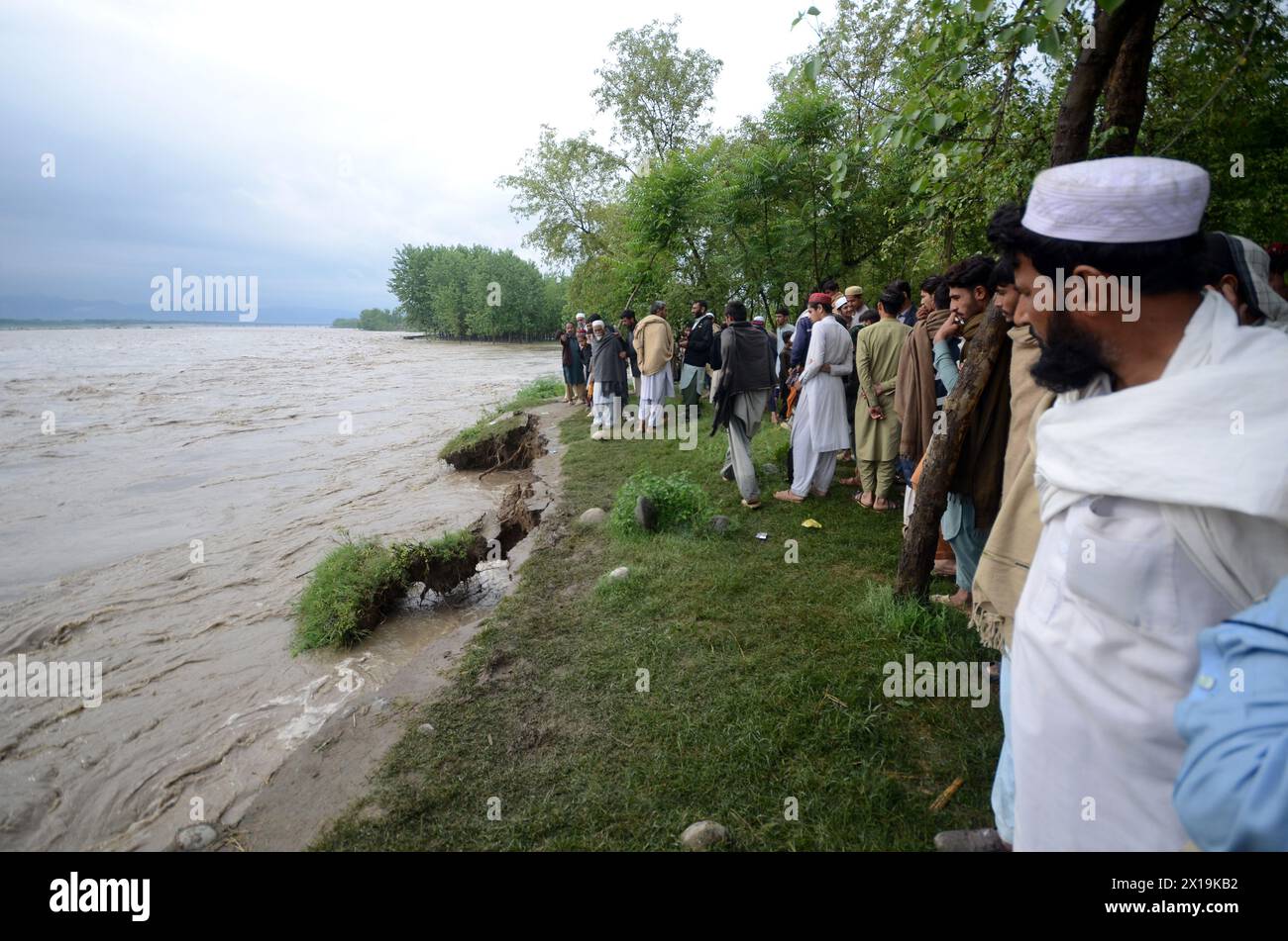 Peshawar, Peshawar, Pakistán. 15 de abril de 2024. Las condiciones climáticas extremas causan víctimas en Pakistán.PESHAWAR, PAKISTÁN - 15 DE ABRIL: La gente observa las inundaciones en el río Charsadda debido a las fuertes lluvias en Peshawar, Pakistán el 15 de abril de 2024. Según la Autoridad Provincial de Gestión de Desastres de Khyber Pakhtunkhwa (KP), al menos 29 personas han muerto y otras siete han resultado heridas. En los últimos tres días, varias provincias se vieron afectadas por incidentes relacionados con rayos y fuertes lluvias. (Imagen de crédito: © Hussain Ali/ZUMA Press Wire) USO EDITORIAL SOLAMENTE! No para USO comercial! Foto de stock