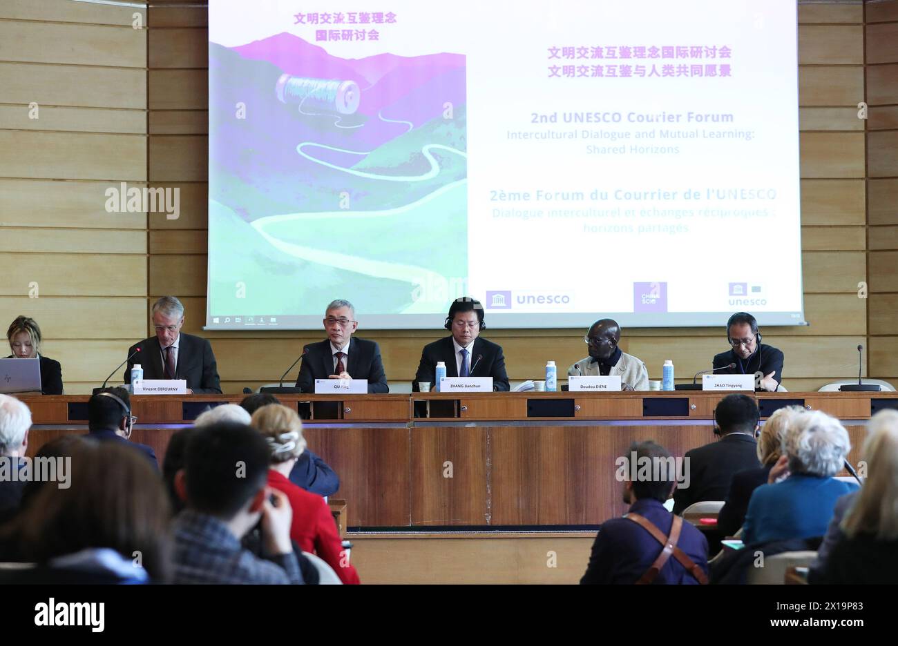 (240416) - PARÍS, 16 de abril de 2024 (Xinhua) -- Delegados asisten a un simposio internacional sobre el concepto de intercambios interculturales y aprendizaje mutuo entre civilizaciones, celebrado en la sede de la Organización de las Naciones Unidas para la Educación, la Ciencia y la Cultura (UNESCO) en París, Francia, 15 de abril de 2024. El simposio, celebrado en la sede de la UNESCO, examinó la dimensión histórica de los intercambios culturales a lo largo de las Rutas de la Seda, así como el diálogo intercultural y el aprendizaje mutuo en el mundo contemporáneo. Unas 200 personas asistieron al simposio organizado conjuntamente por el Estado de China Foto de stock