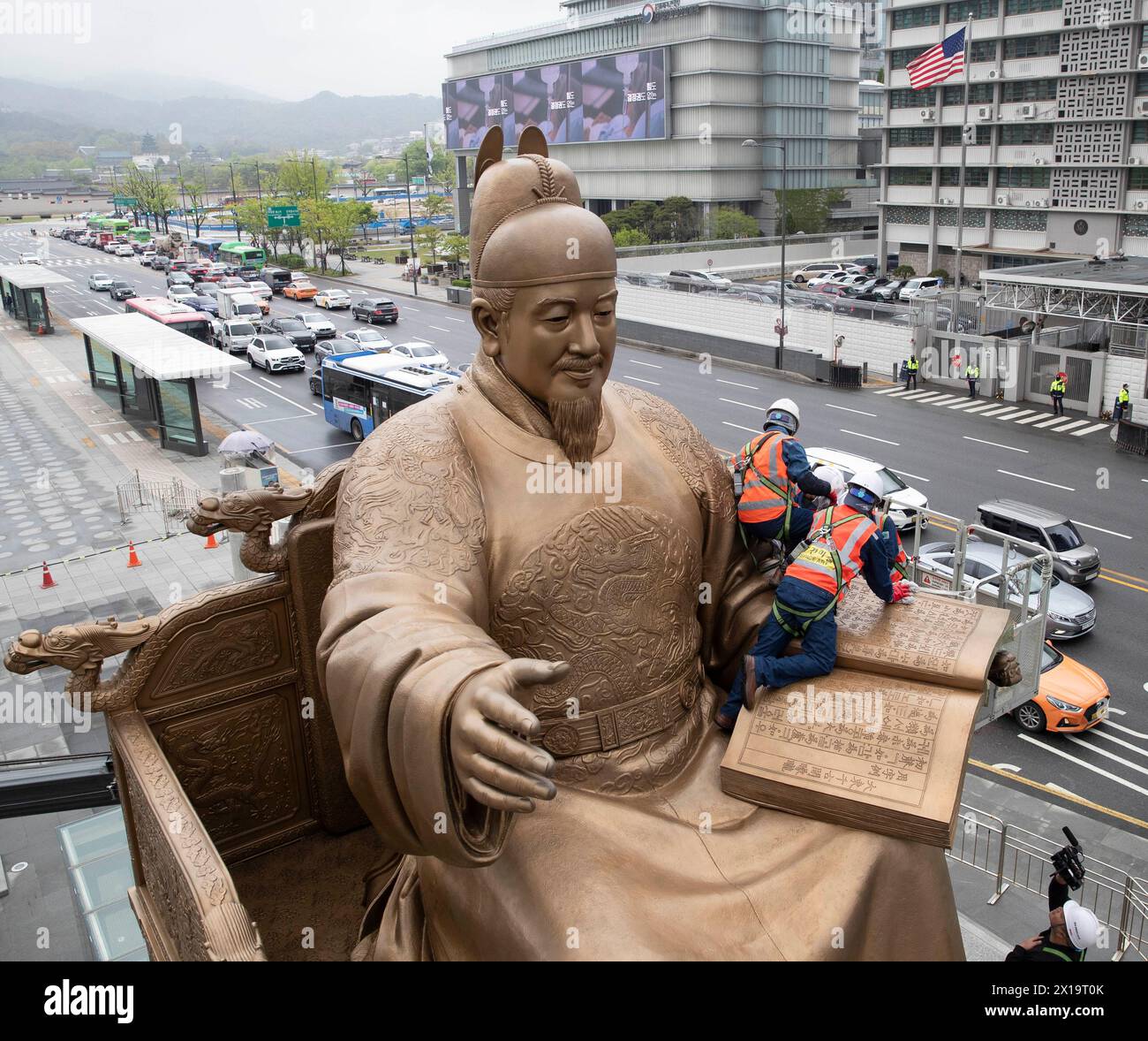 Seúl, Corea del Sur. 16 de abril de 2024. Los trabajadores realizan una operación anual de limpieza en la estatua de bronce del rey Sejong en Seúl, Corea del Sur, 16 de abril de 2024. Crédito: Yao Qilin/Xinhua/Alamy Live News Foto de stock