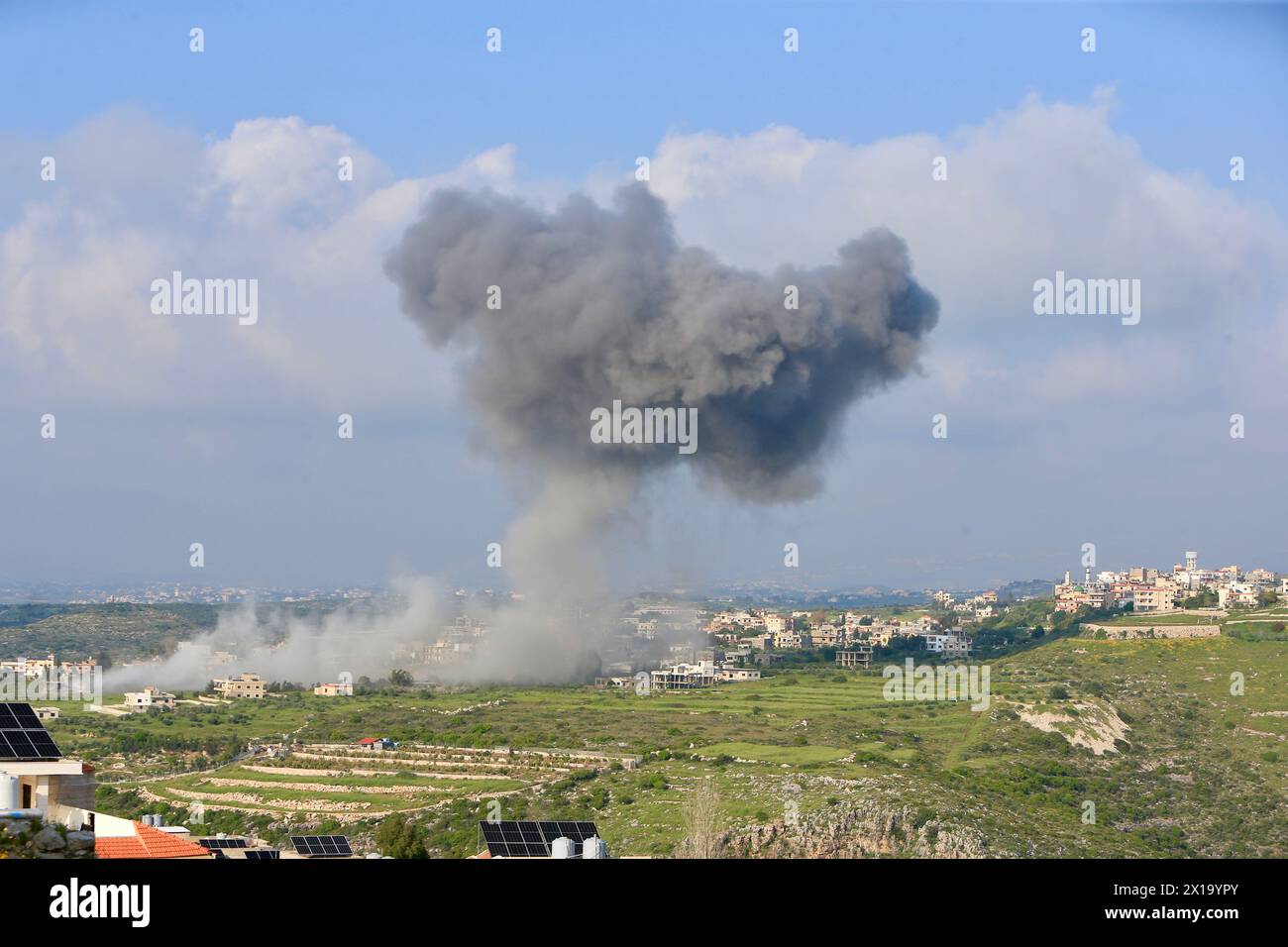 Majdal Zoun, Líbano. 15 de abril de 2024. Los humos provocados por los ataques israelíes aparecen en Majdal Zoun, Líbano, el 15 de abril de 2024. Fuentes militares libanesas, que hablaron bajo condición de anonimato, dijeron que Israel llevó a cabo el lunes nueve ataques aéreos sucesivos contra seis ciudades y aldeas fronterizas y disparó 40 proyectiles contra 10 pueblos y aldeas en el sur del Líbano. Crédito: Ali Hashisho/Xinhua/Alamy Live News Foto de stock