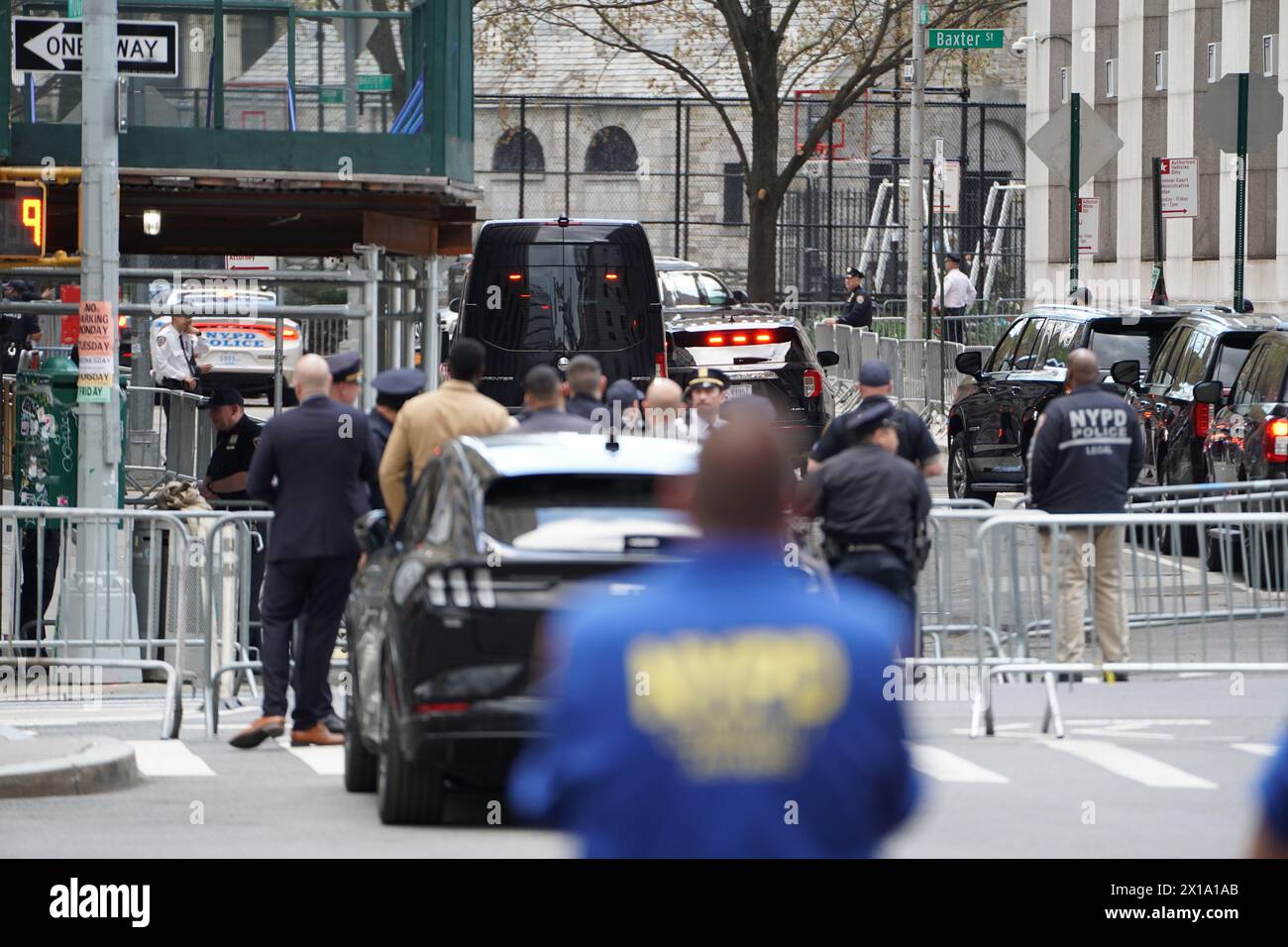 Nueva York, Estados Unidos. 14 de abril de 2024. El juicio penal de Donald Trump comienza en la ciudad de Nueva York con alta seguridad, el Servicio Secreto, el Departamento de Policía de Nueva York rodean el edificio del Tribunal Penal de Nueva York empujando a los medios de comunicación a una cuadra de distancia y bloqueando muchos fotogramas de prensa acreditados feild de visión. Crédito: SOPA Images Limited/Alamy Live News Foto de stock