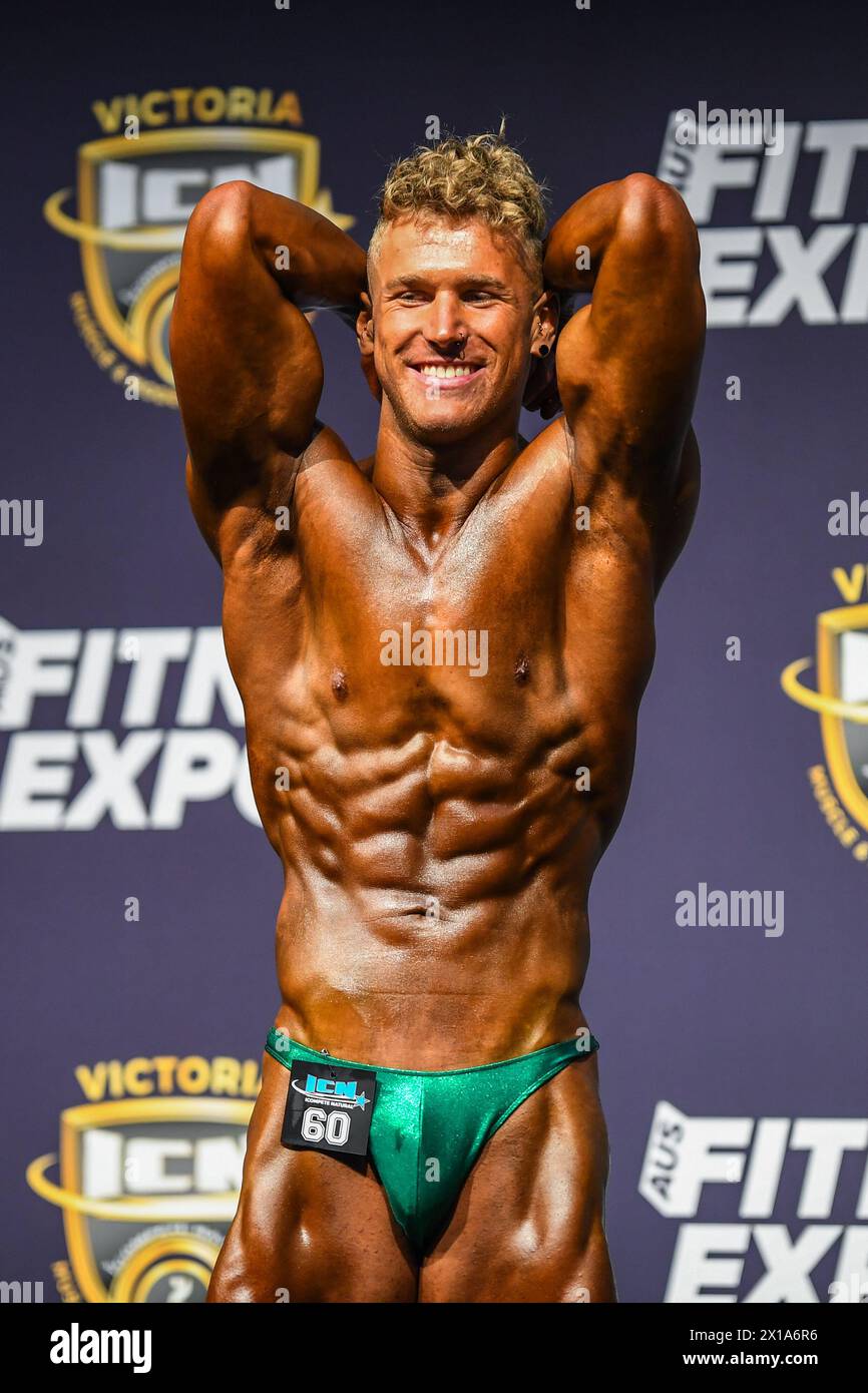 Melbourne, Australia. 13 de abril de 2024. El fisicoculturista natural australiano Billy Adamo se ve en acción en el escenario del Campeonato Australasiano ICN 2024, celebrado en el Centro de Convenciones y Exposiciones de Melbourne como parte de la Australian Fitness Expo 2024, en Melbourne Australia. ICN - 'I Compite Natural' es una liga de culturistas competitivos que están libres del uso de sustancias prohibidas por la Agencia Mundial Antidopaje. Crédito: SOPA Images Limited/Alamy Live News Foto de stock